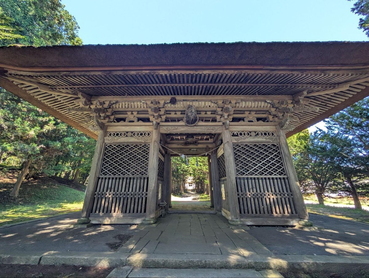 1番目の山門はお寺時代のもの