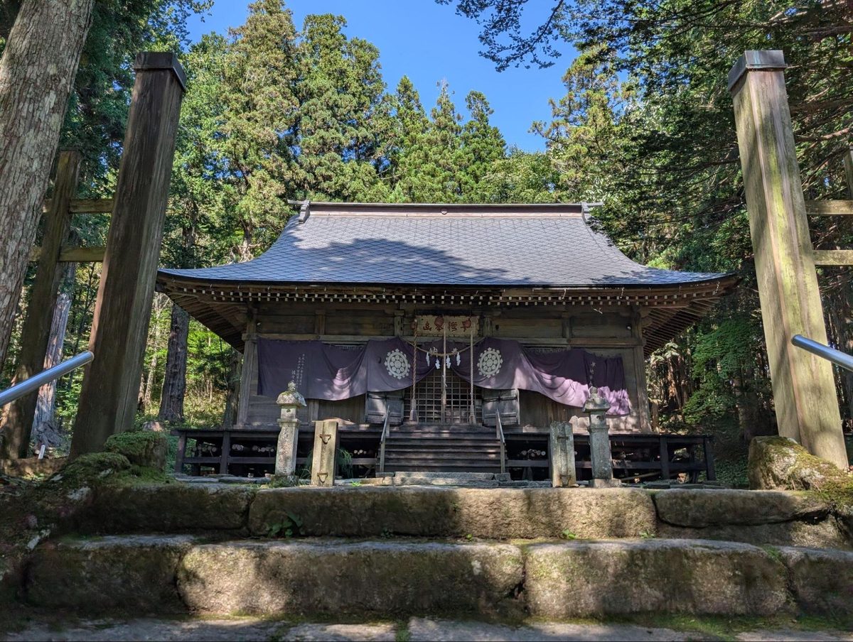 本殿の中で正式参拝。