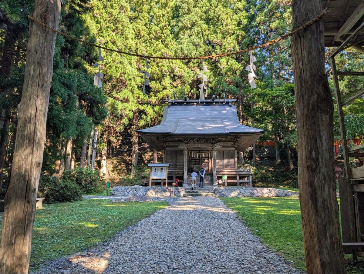磐座は一番奥、本殿の上にあった。