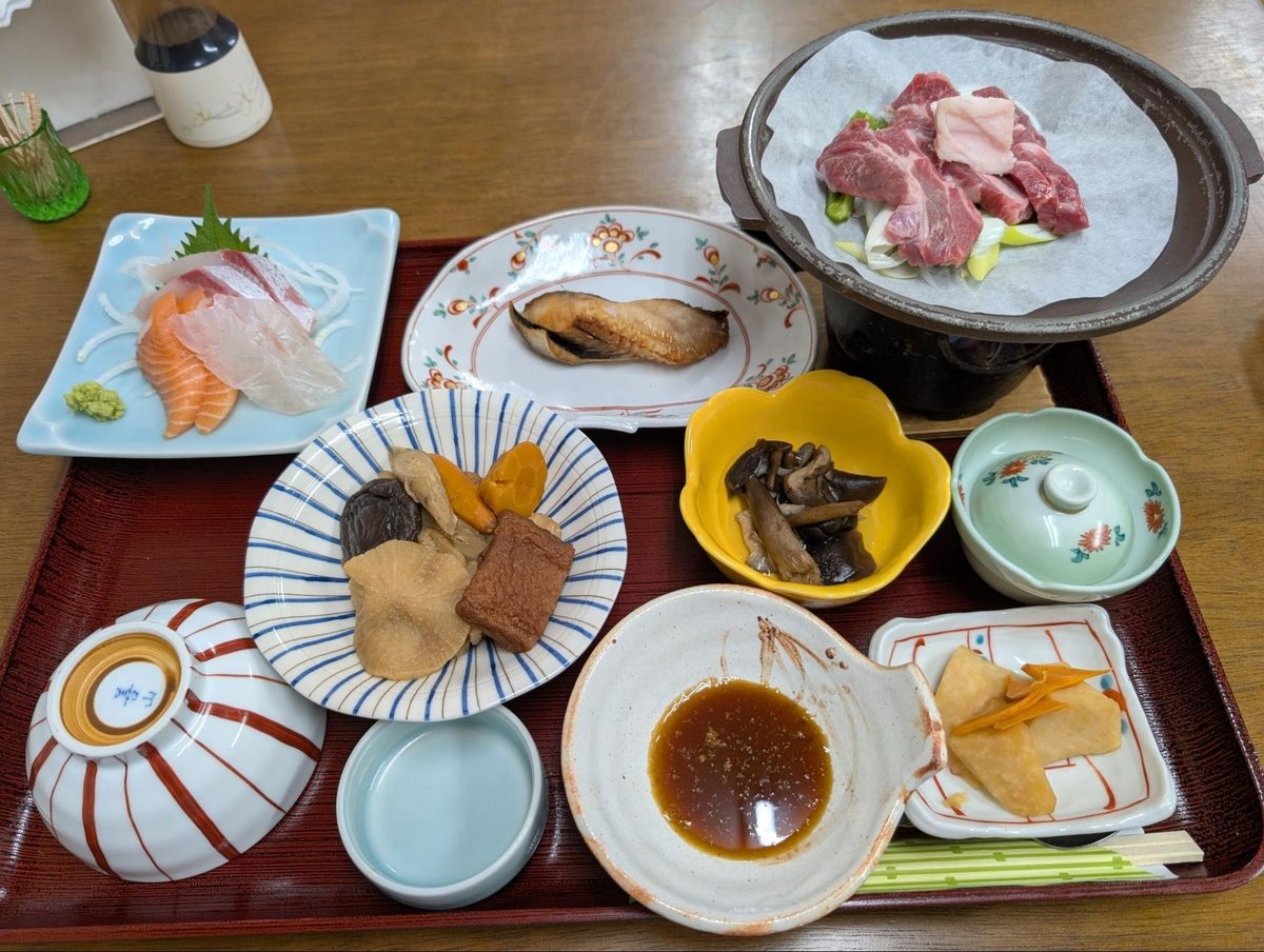 りんどうさんの夕食。家庭的でボリュームタップリ。