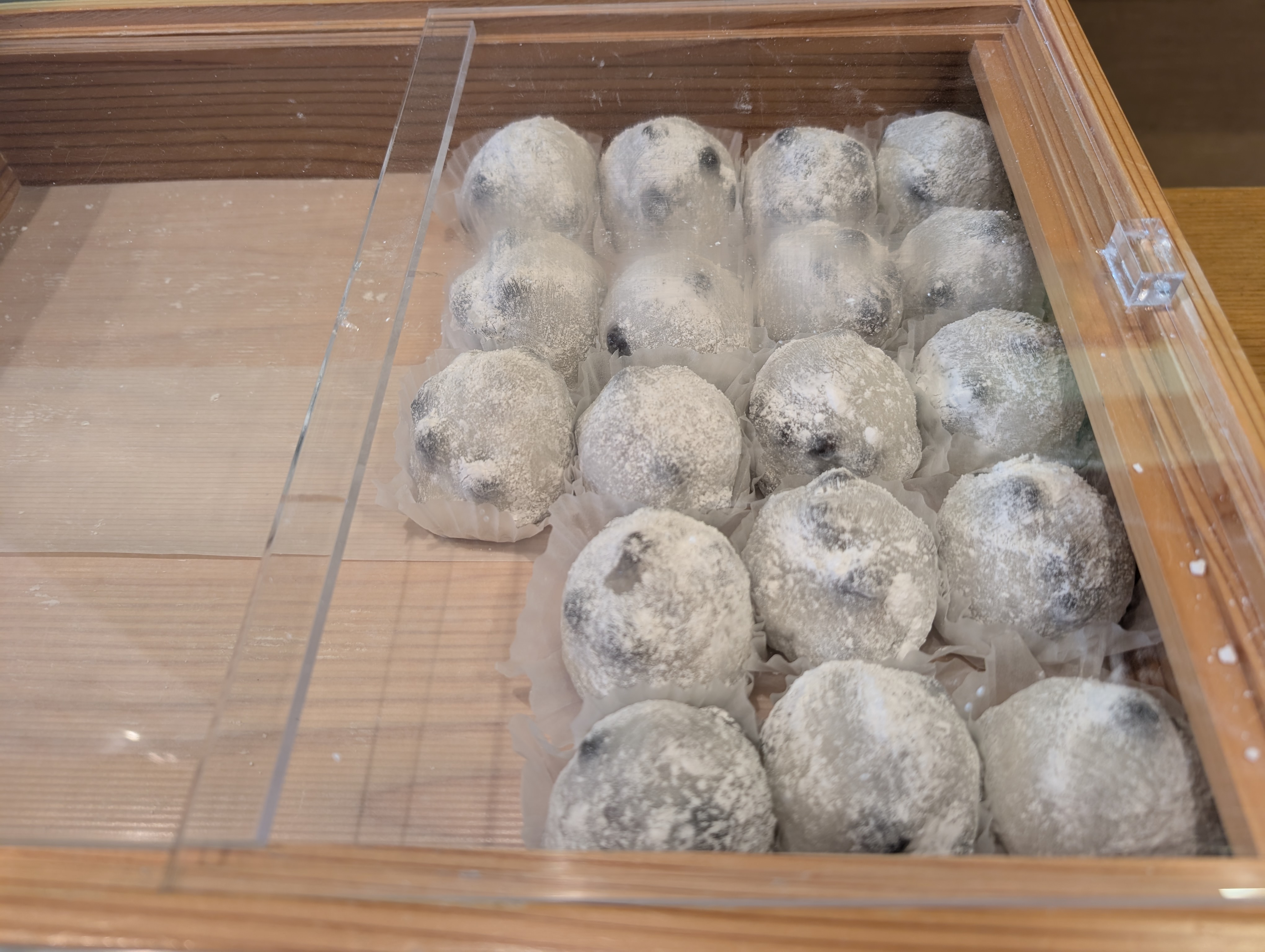 甘精堂の塩豆大福。ショーケースに出来立てが並ぶ