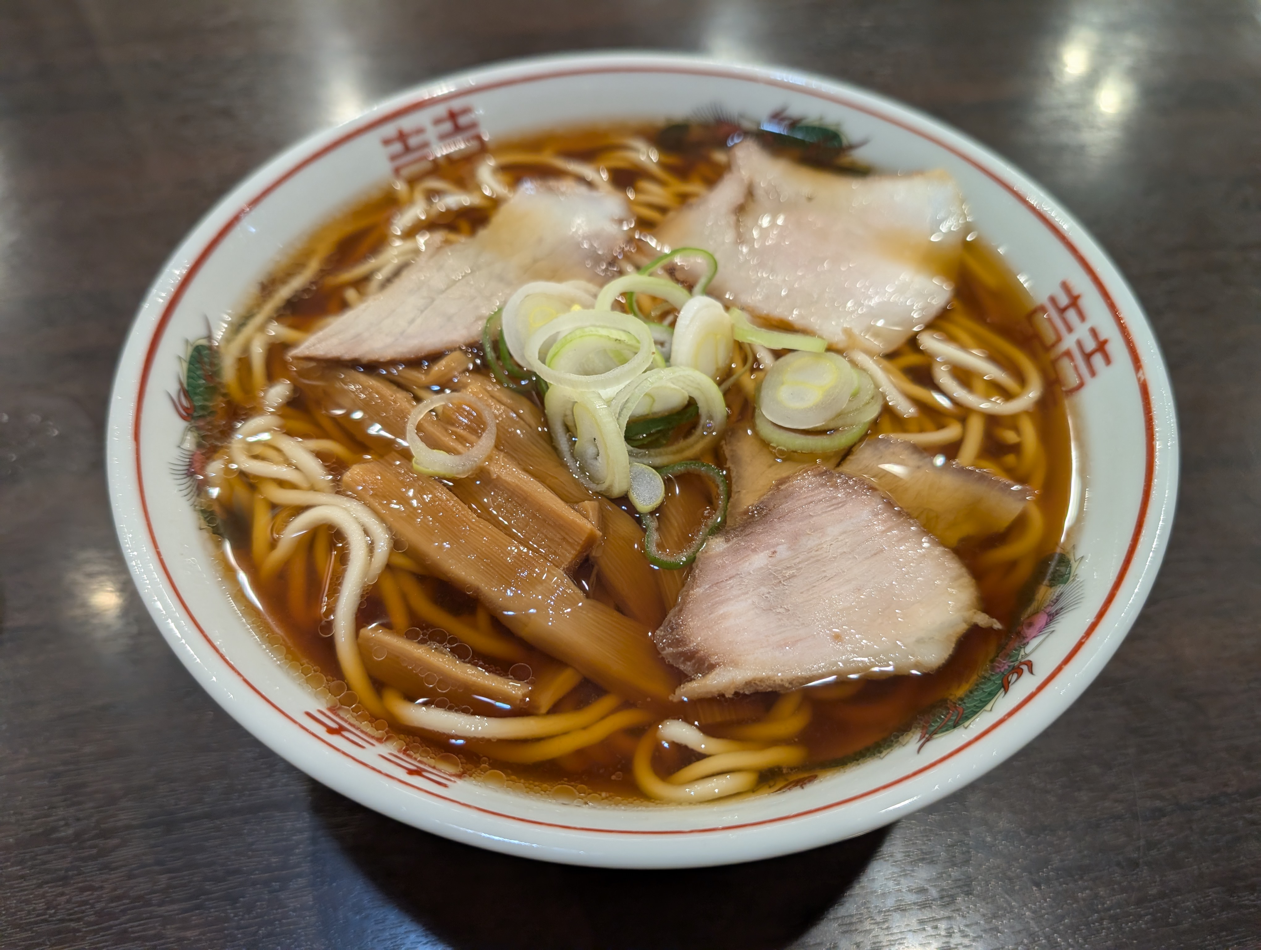 まるかいラーメンの煮干し醤油ラーメン。太麺にチャーシュー・ネギ・メンマ
