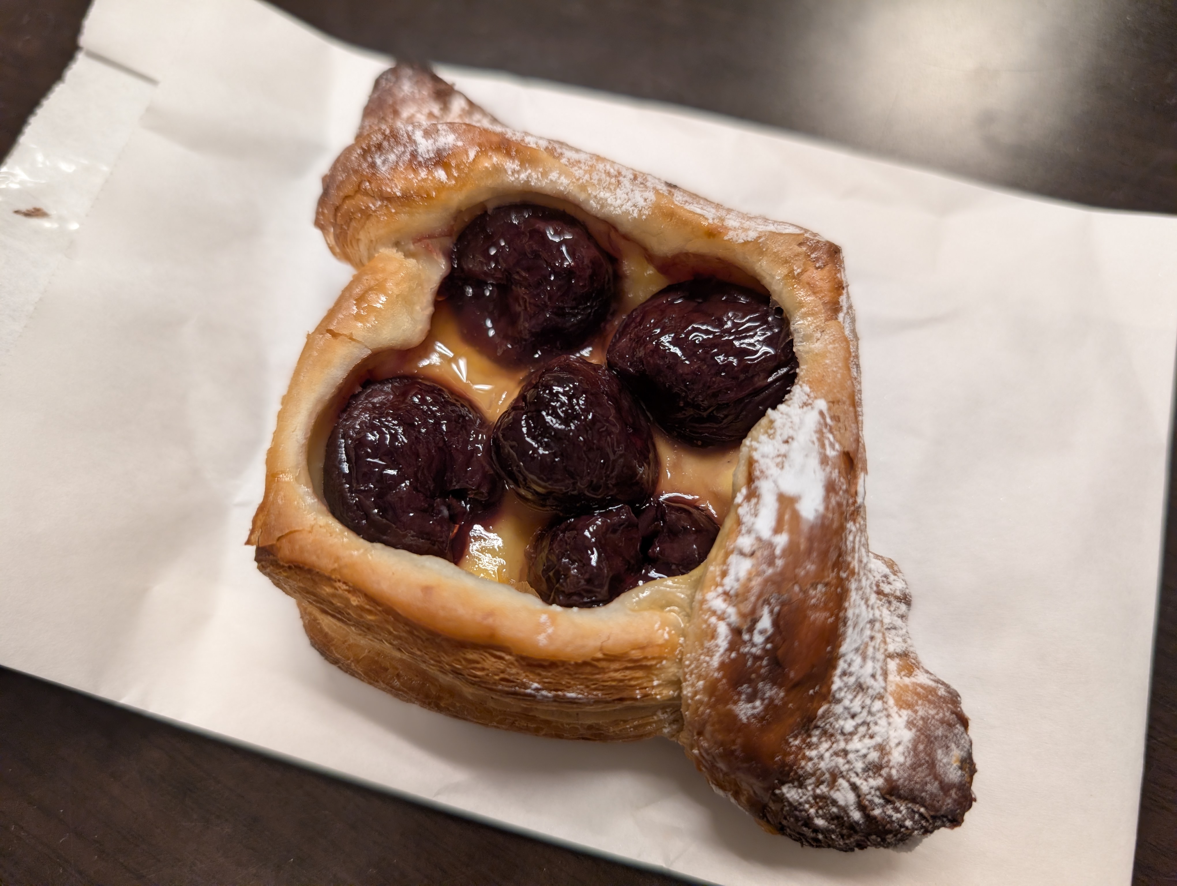 モンドールのパン。ダークチェリーペストリーなど