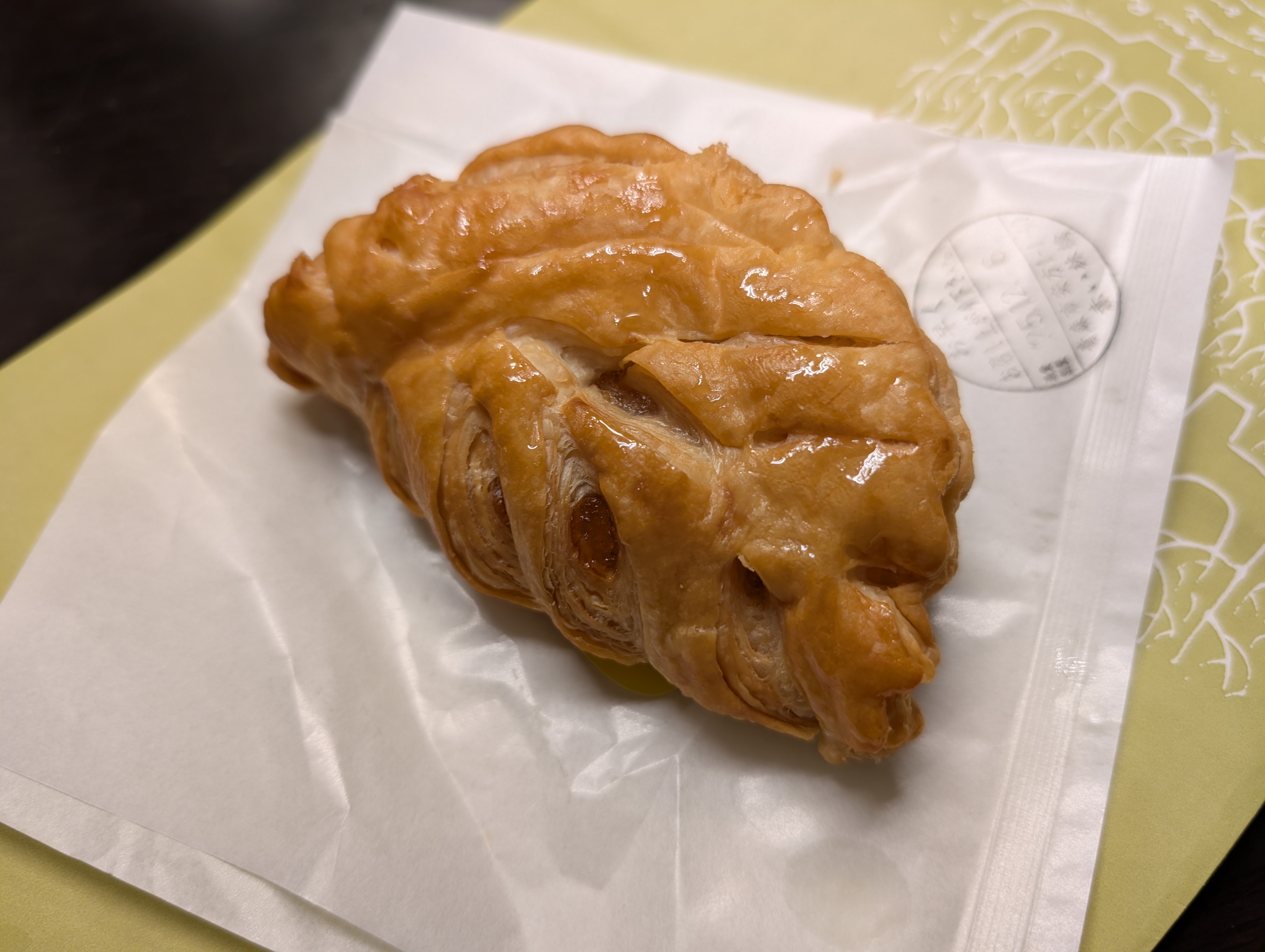 Sweets Factory pampamのショソン・オ・ポム。サクサクのパイ生地にりんごが入ったアップルパイ