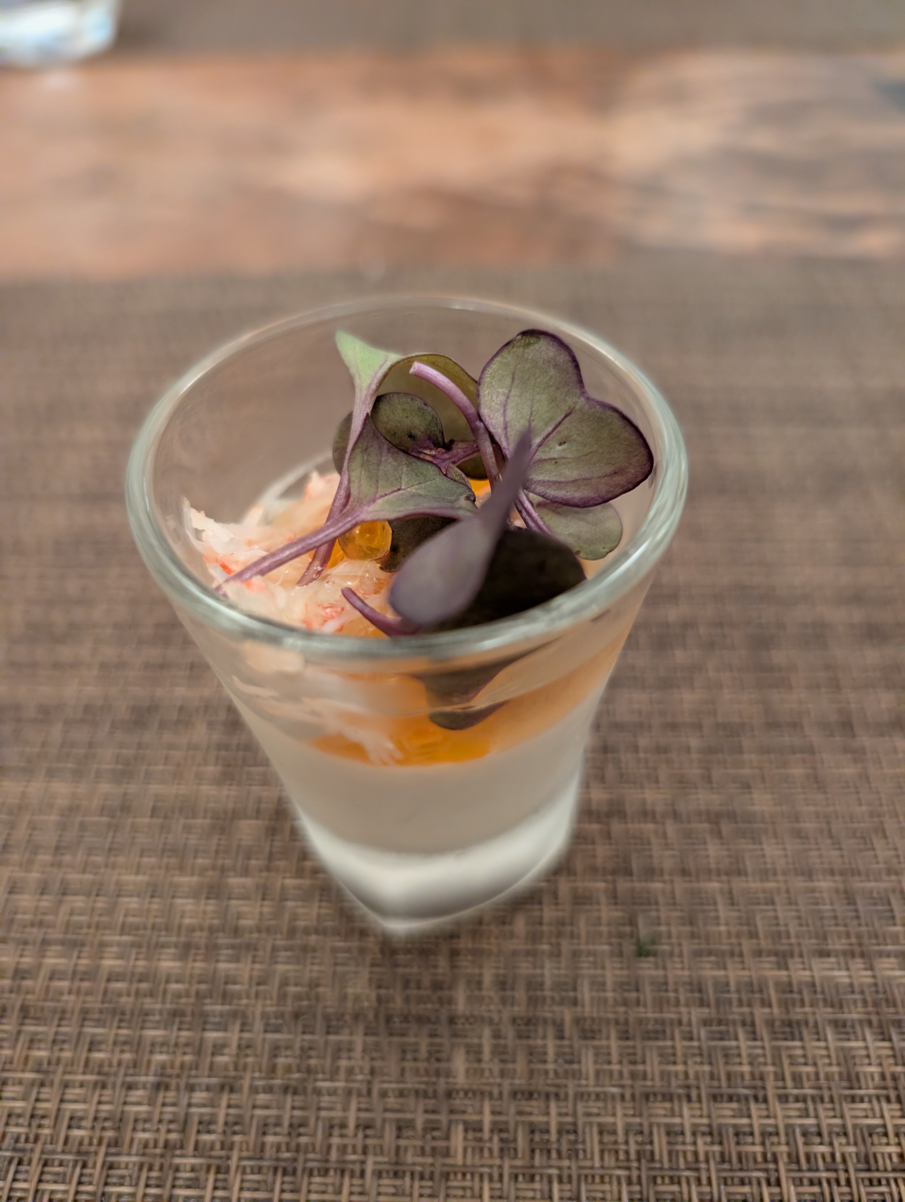 レストラン ピノ ノワールのカリフラワーのムースに蟹を重ねた前菜