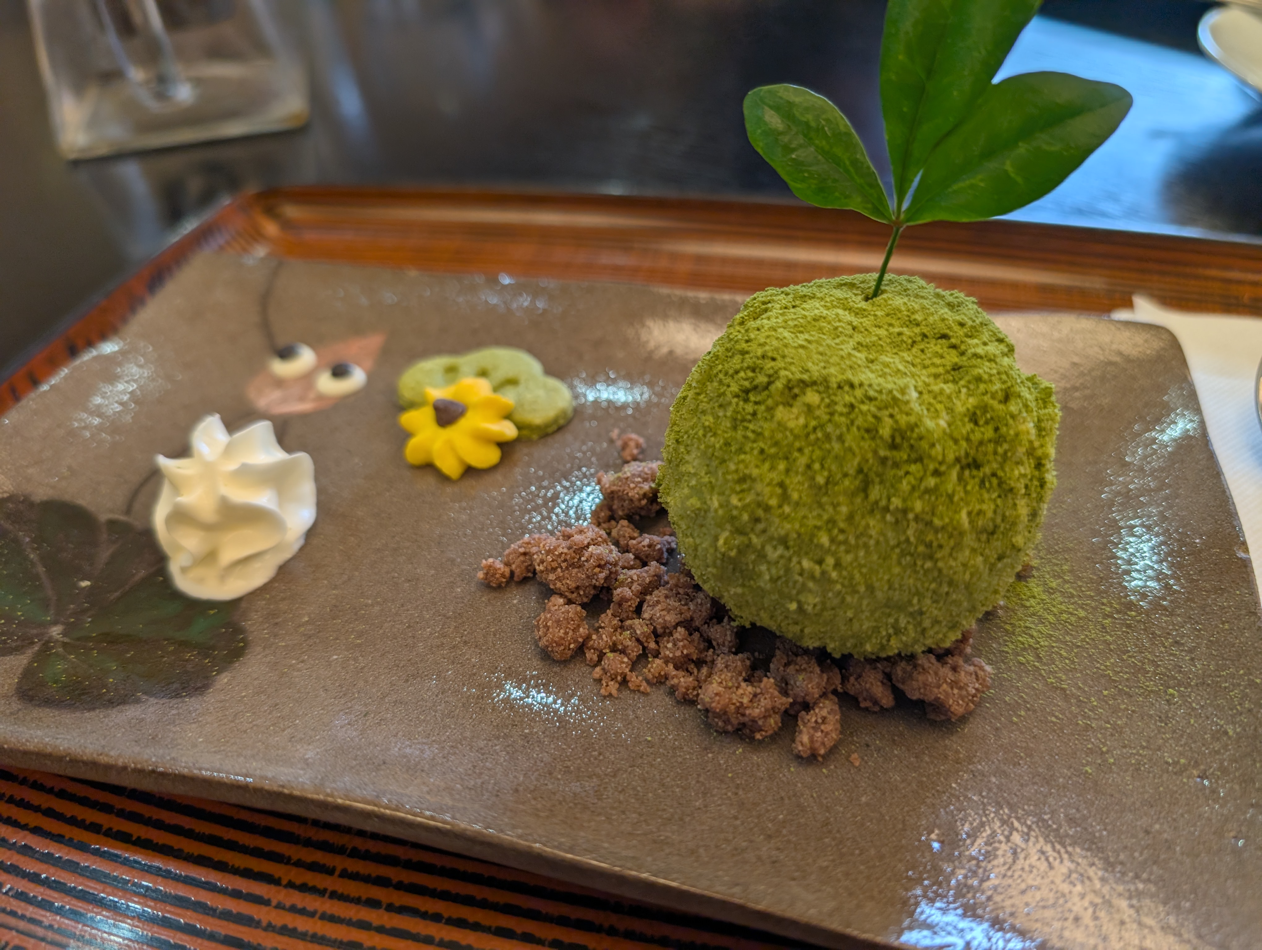 運ばれてきたばかりの苔玉ケーキ。まだ「顔」がありません