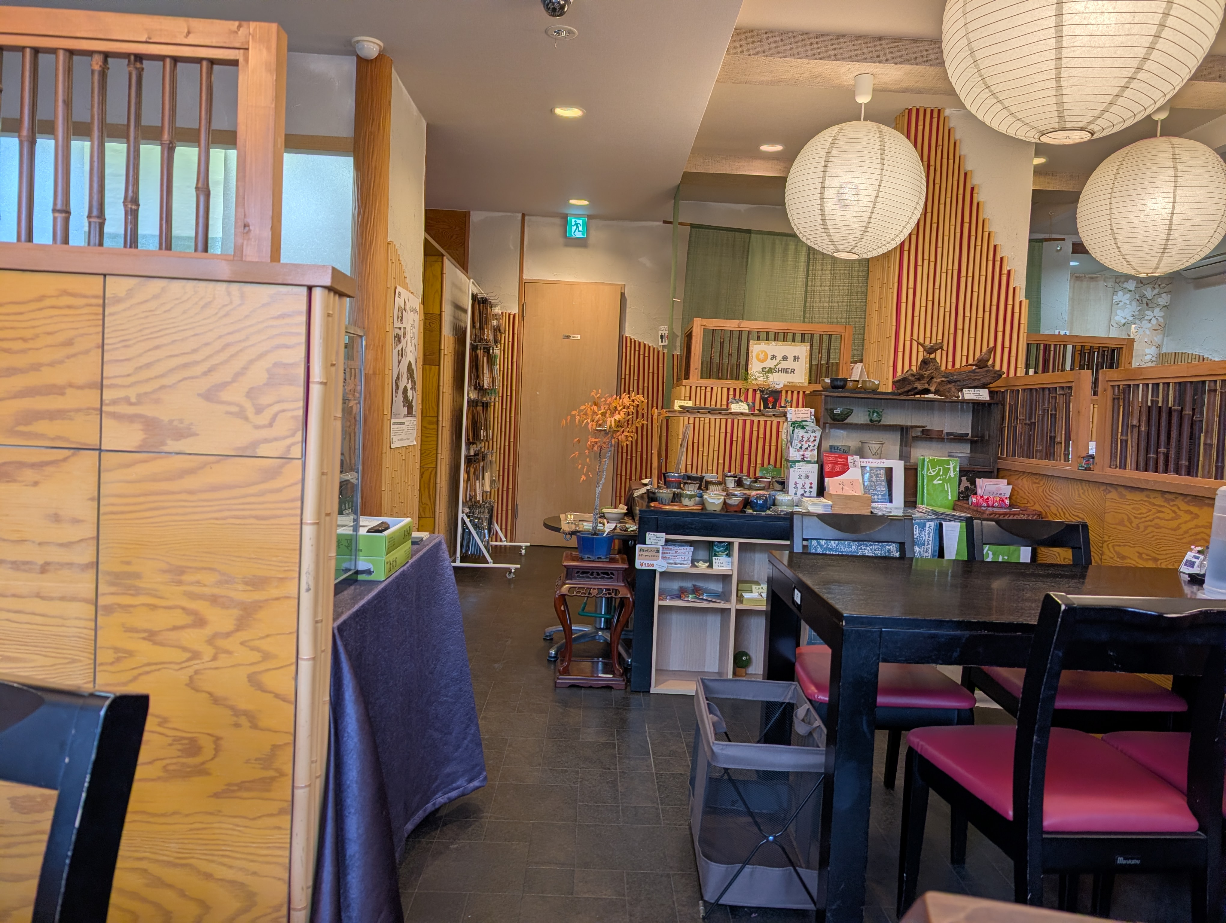 明るく落ち着いた雰囲気の店内