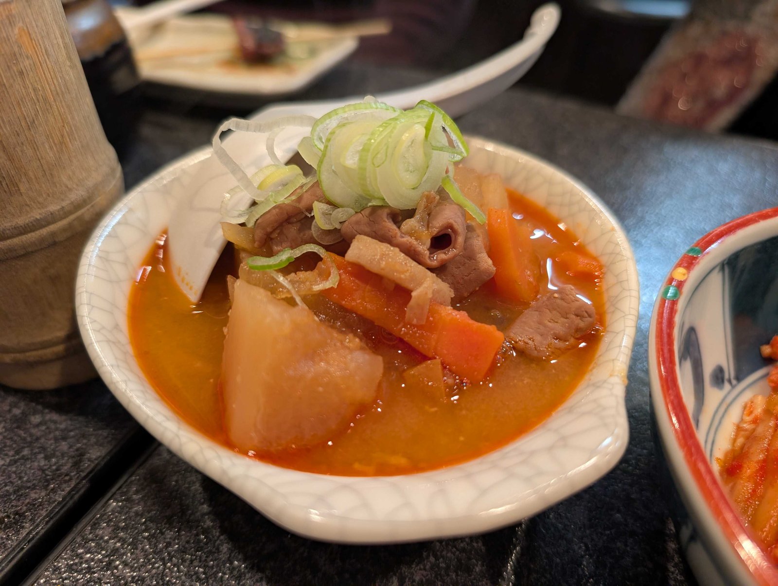 具だくさんの特製煮込み。大根や人参、モツがじっくり煮込まれた一椀