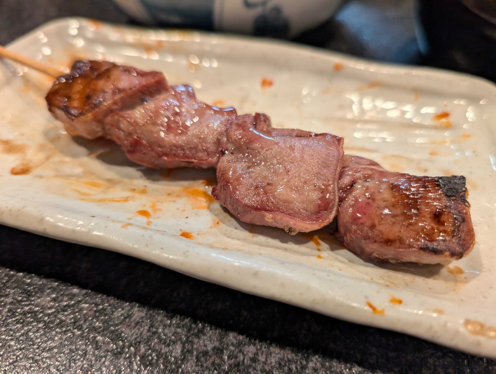 かしら屋 浦和店のタン串。香ばしくジューシーな焼き上がり