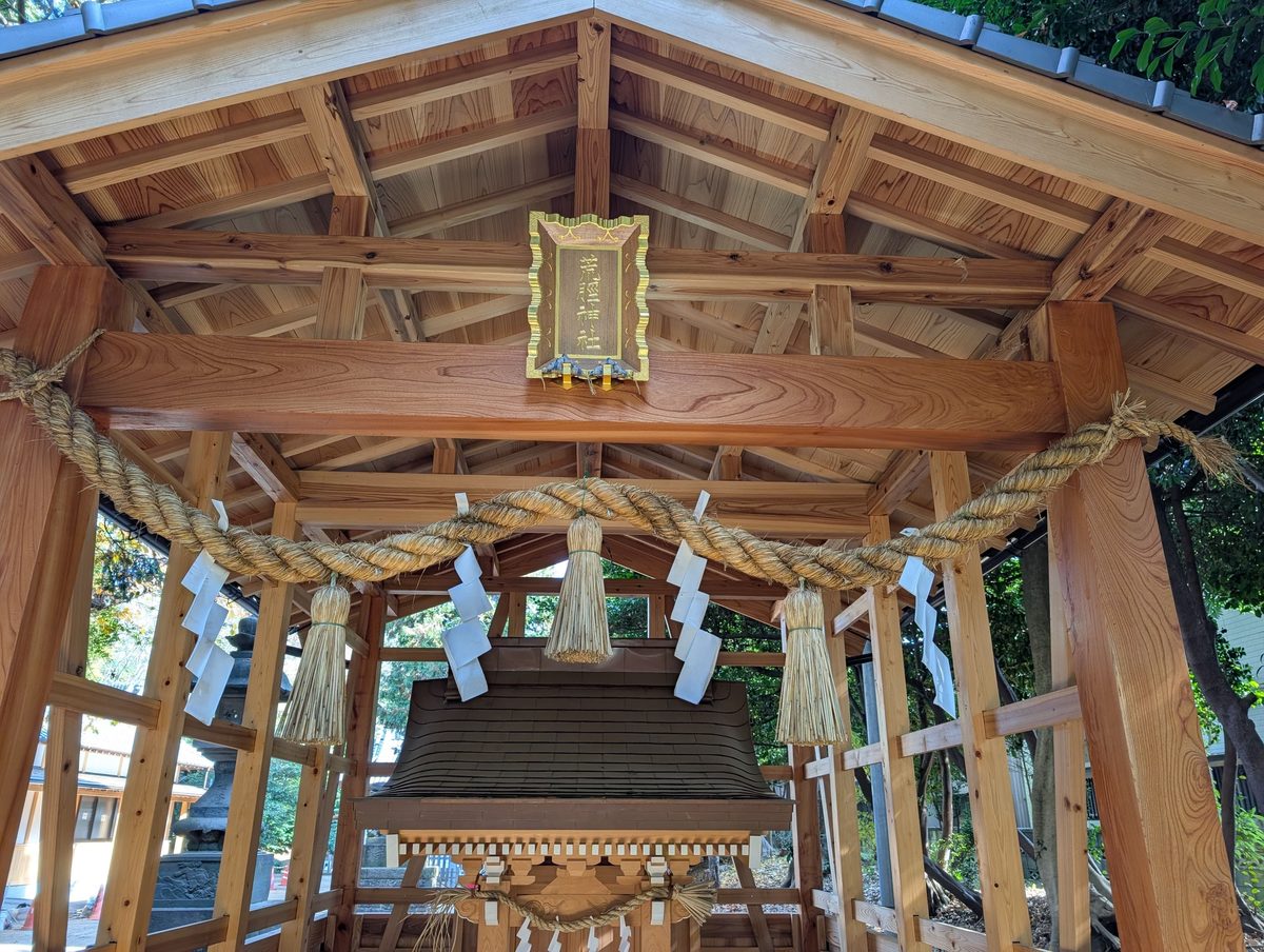 鳥居からすぐ近くにある荒脛神社