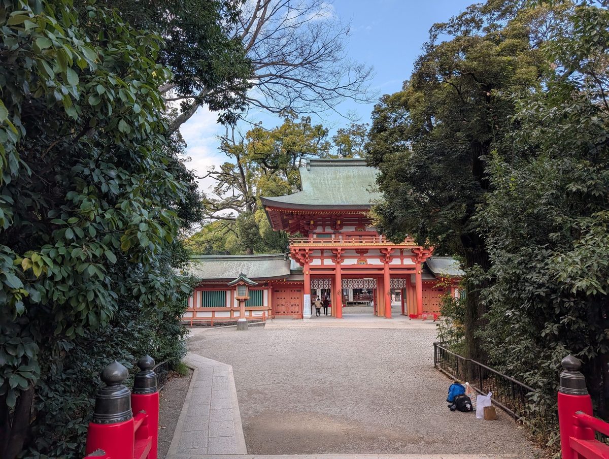 氷川神社のシンボルである「楼門」は赤くて華やか