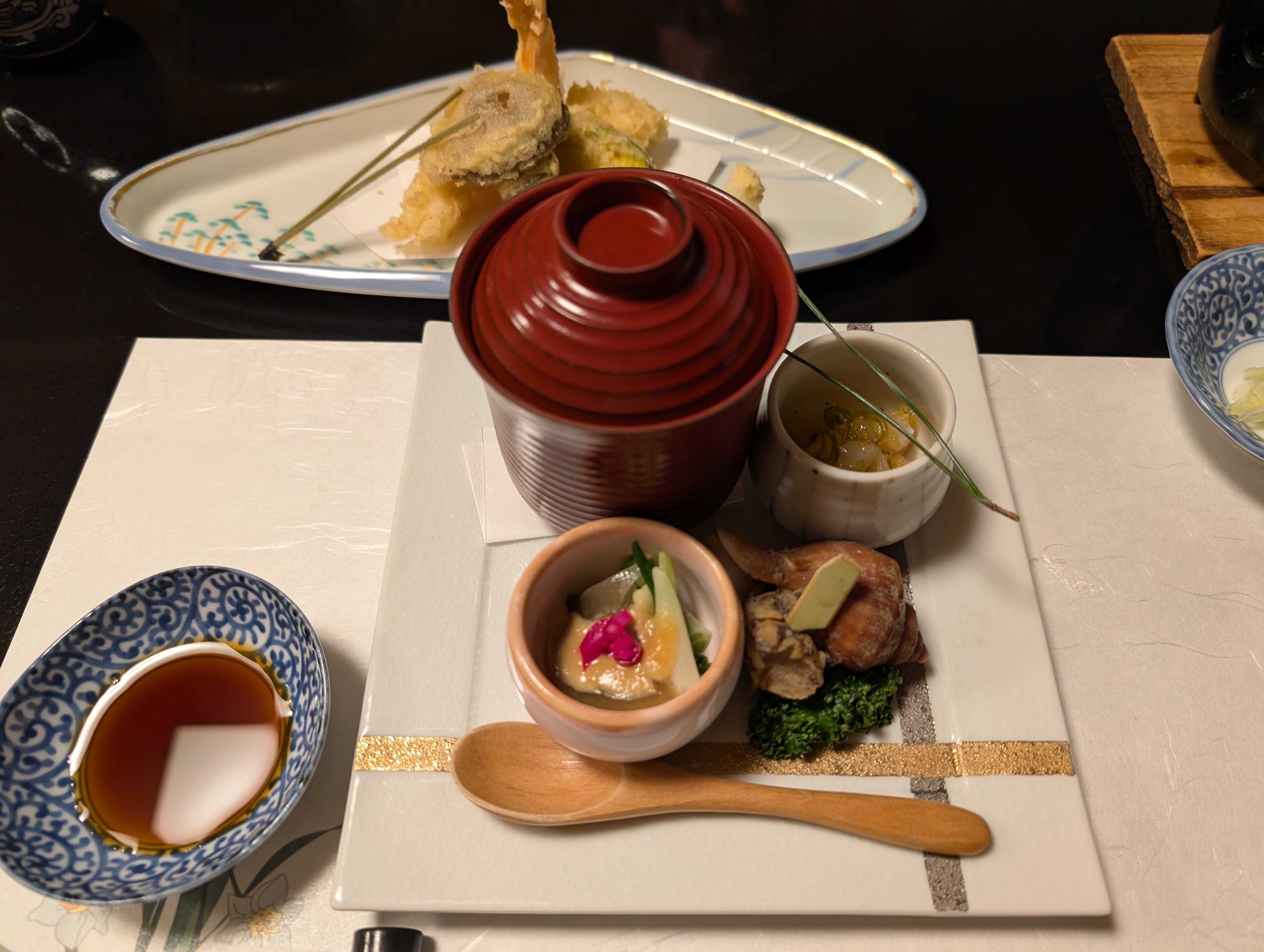 旬味井筒の前菜盛り合わせ。小鉢と貝の旨煮