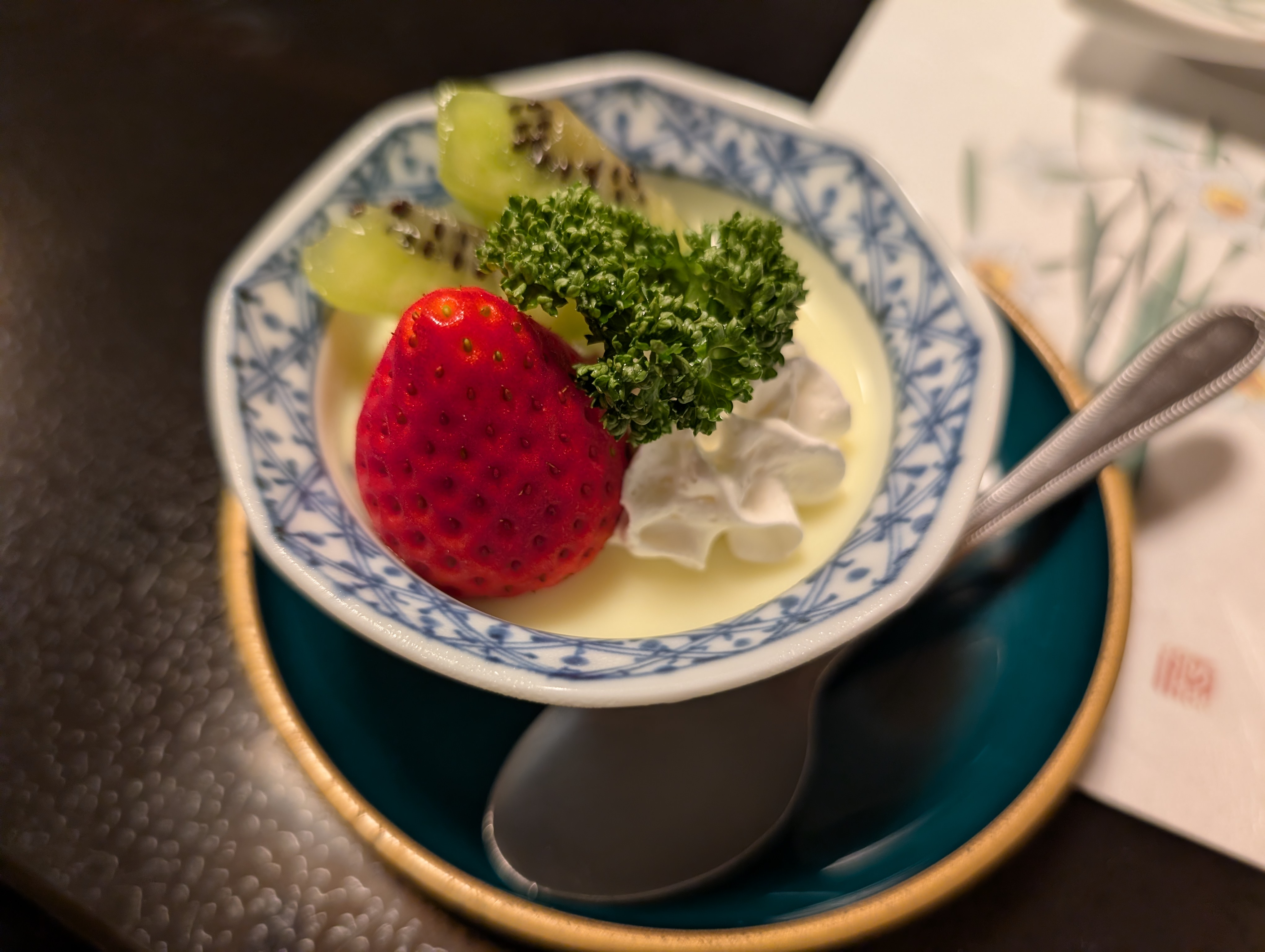 旬味井筒のデザート。いちごとキウイが添えられたプリン