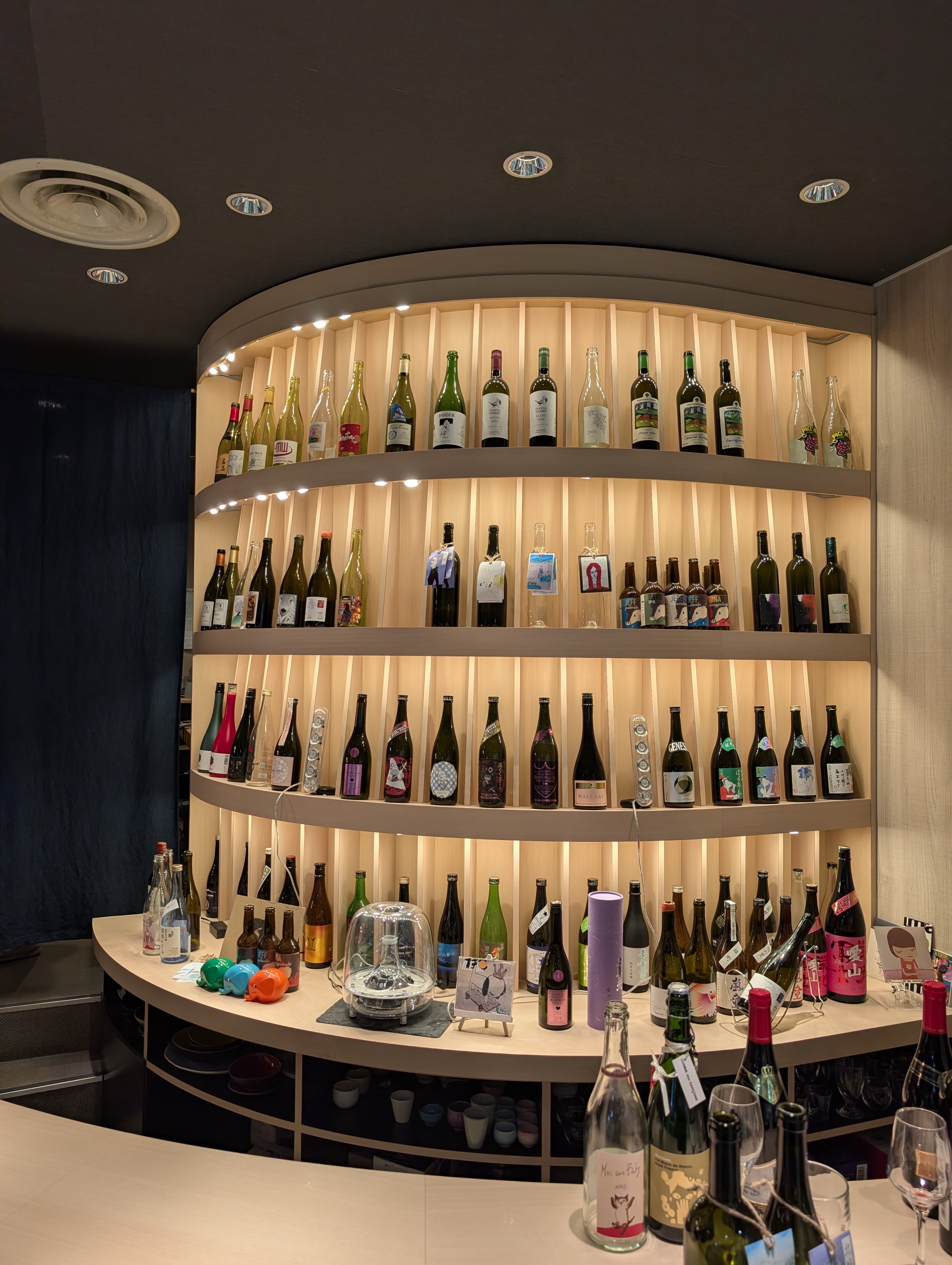 TSURUOKA TASTING COUNTERの店内、壁一面にずらりと並ぶ山形県産のワインと日本酒