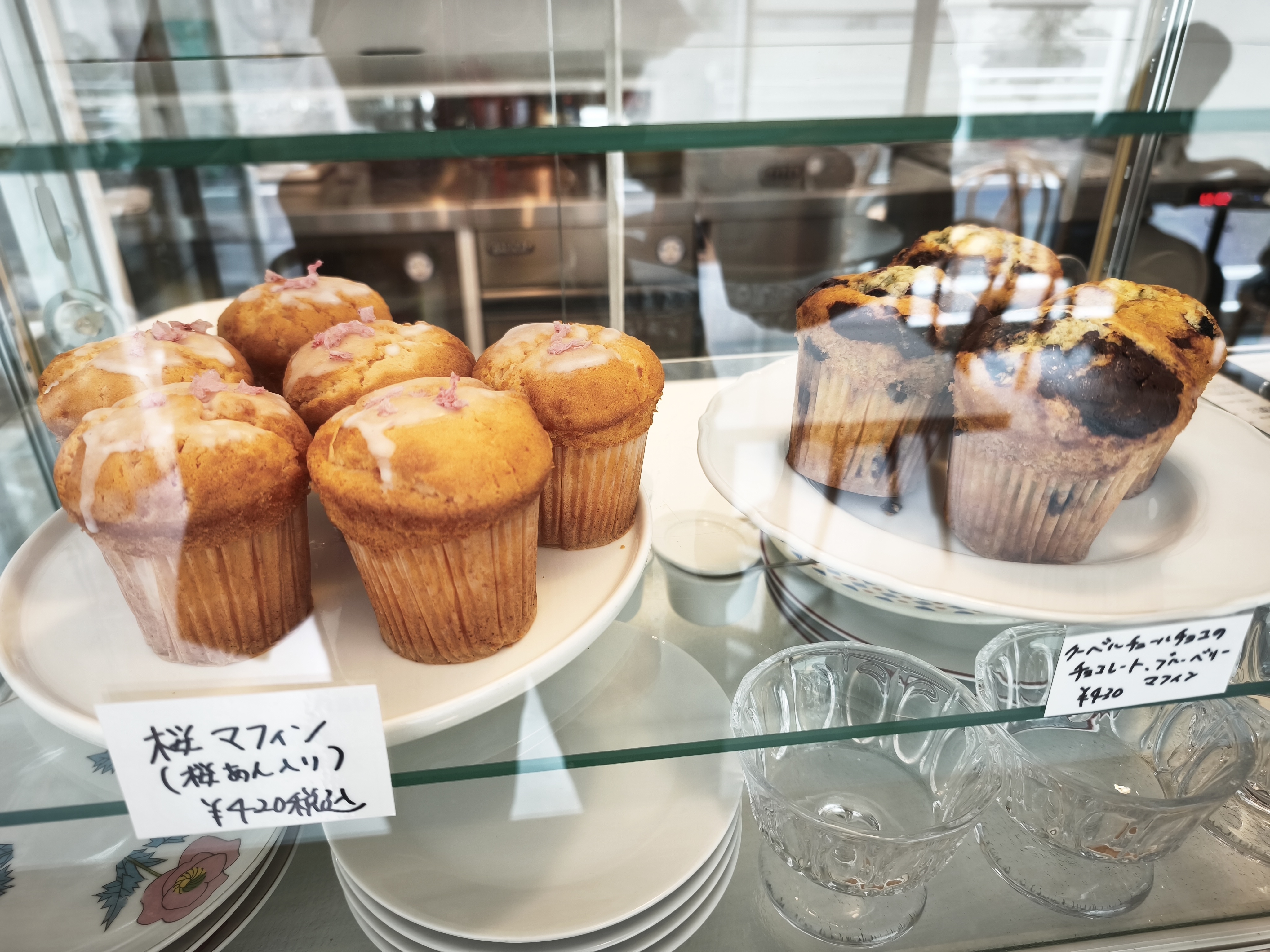 ショーケースに並ぶ美しいケーキたち