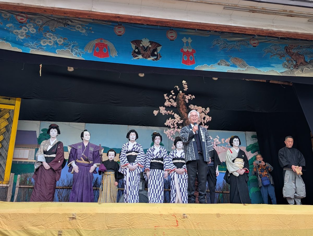 舞台最後の挨拶は座長より。皆さん晴々とした表情でした。