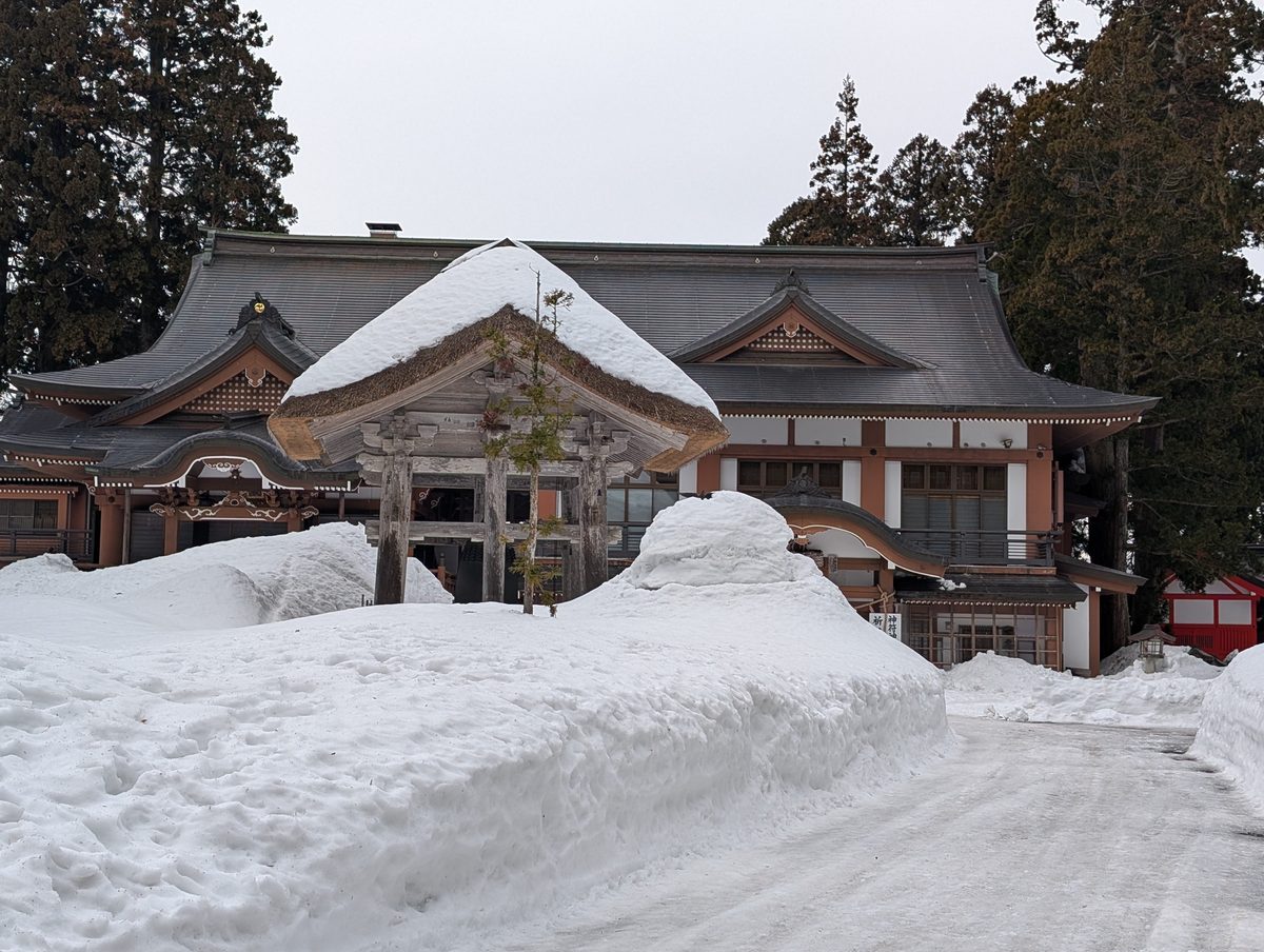 社殿の入り口。雪で覆われているが、左側には梵鐘が。