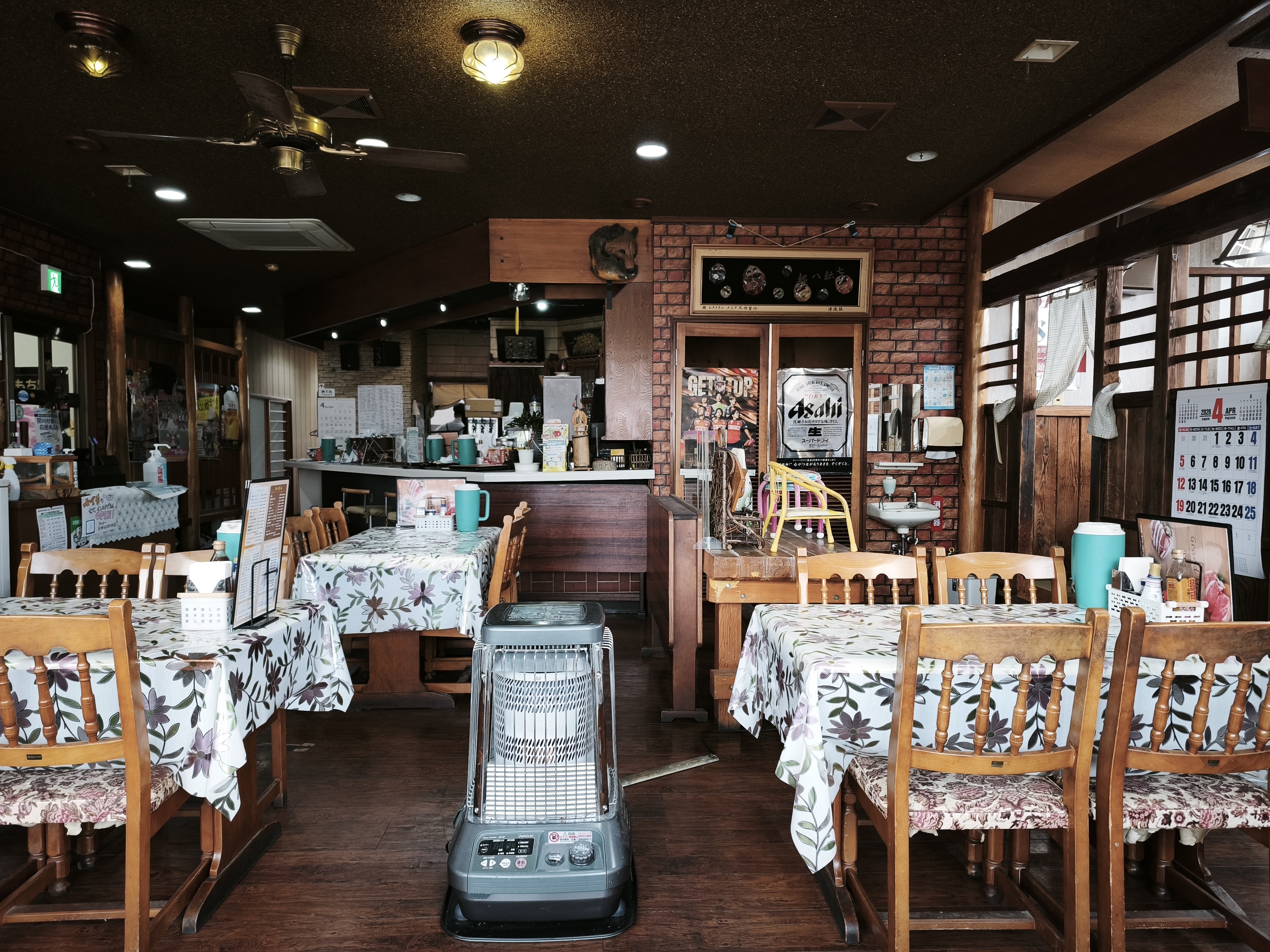 レストラン メイクの昭和レトロな店内