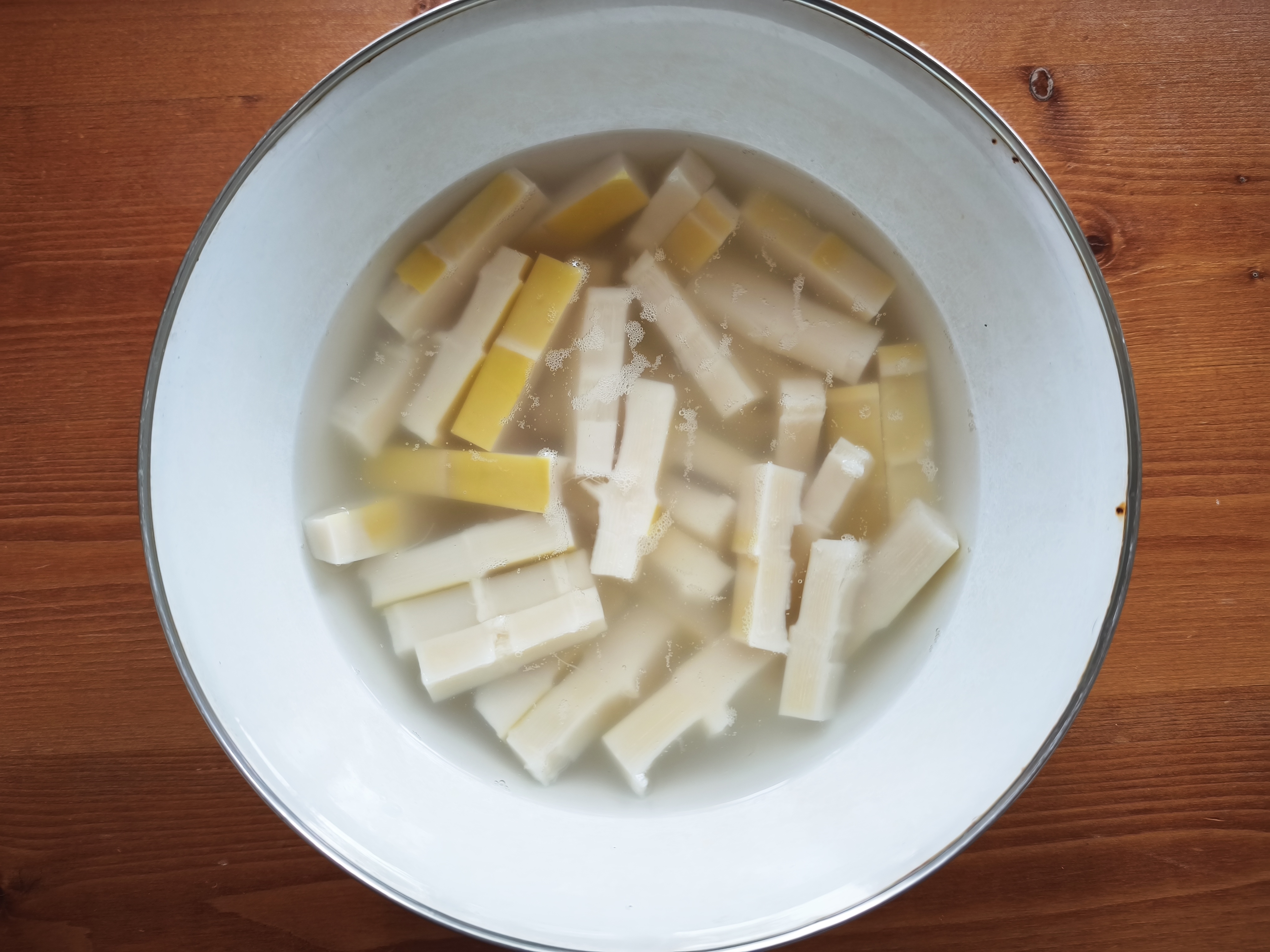 発酵筍・拍子木切りにして塩水に漬けた状態