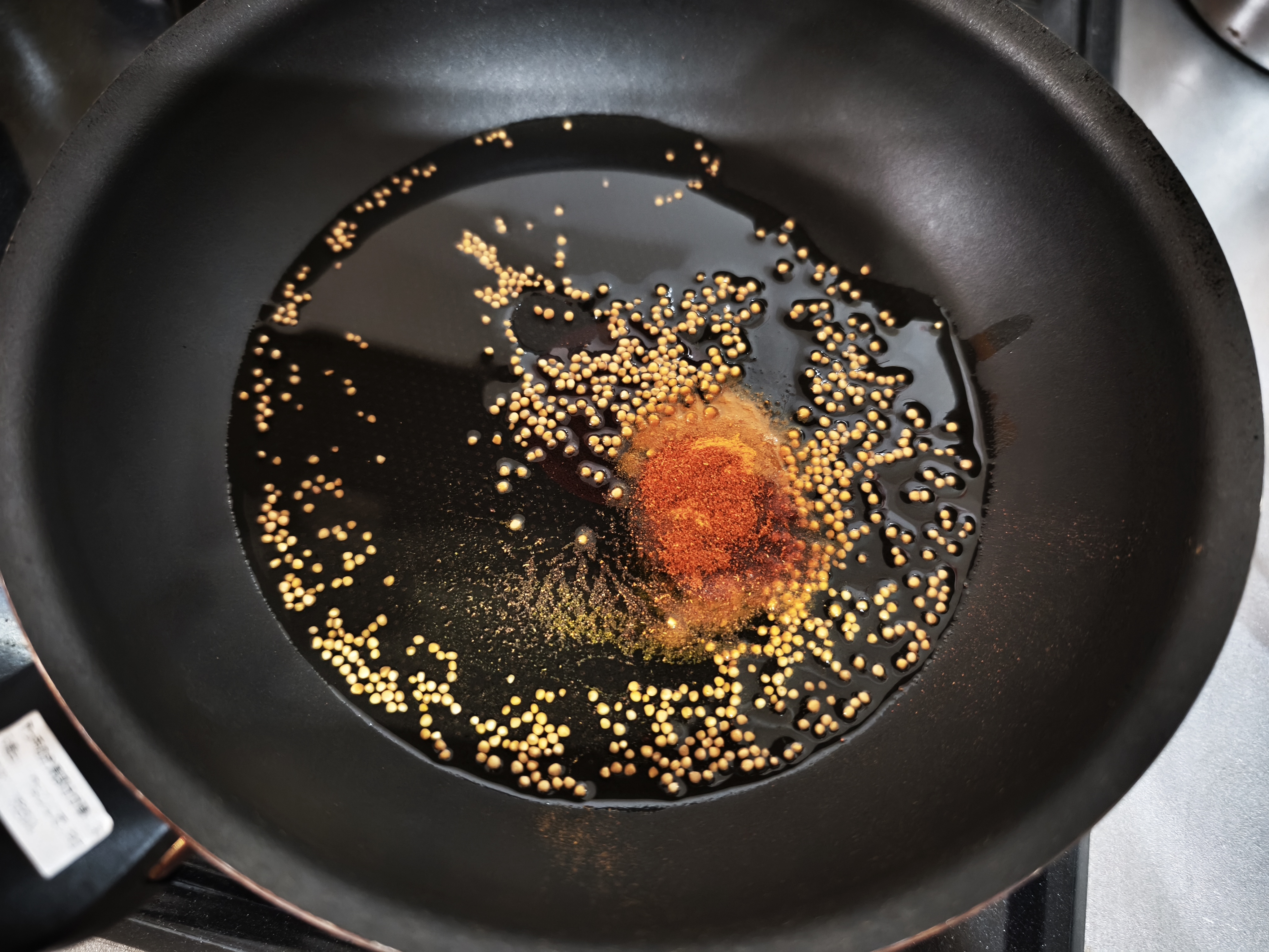 マスタードシードがパチパチと弾け始めたところ