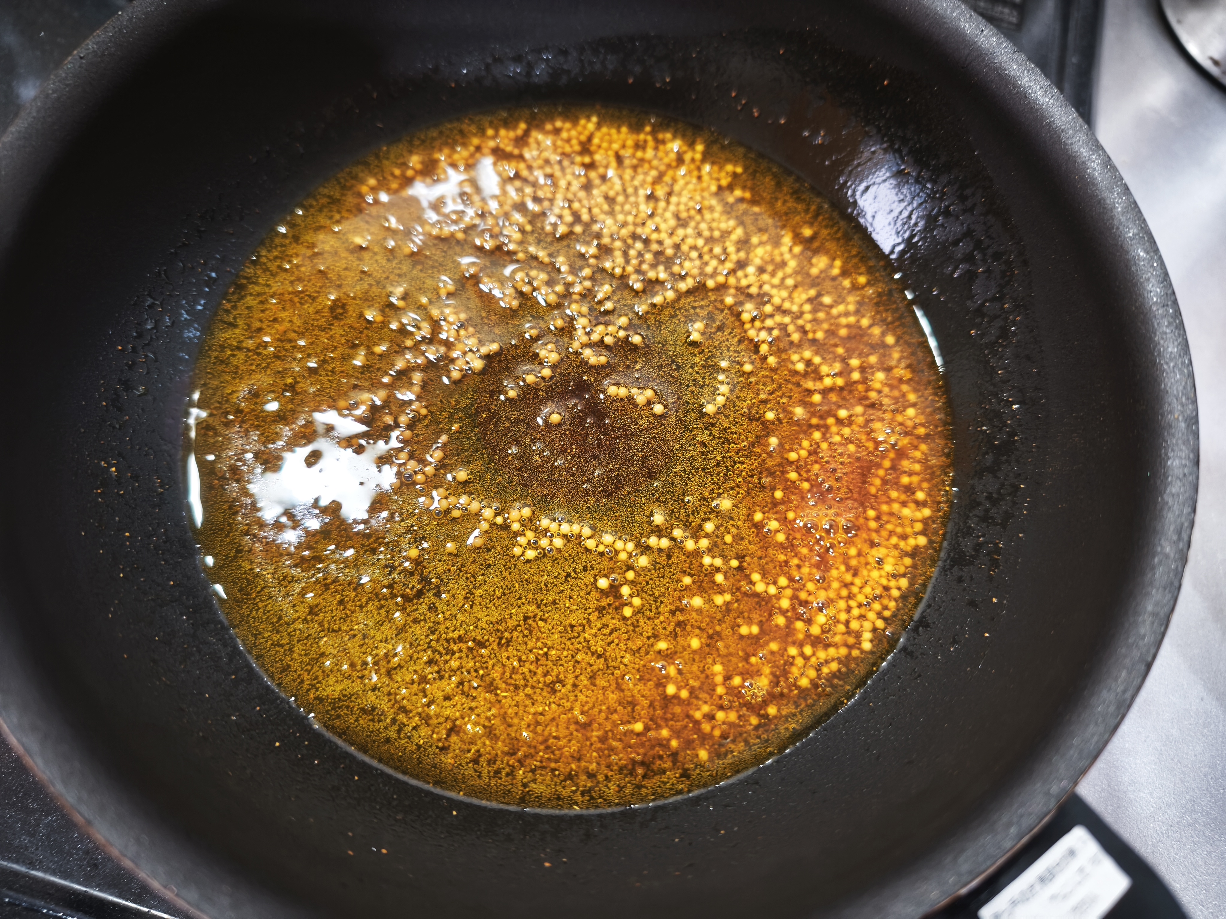 テンパリング完了。黄金色のスパイスオイル