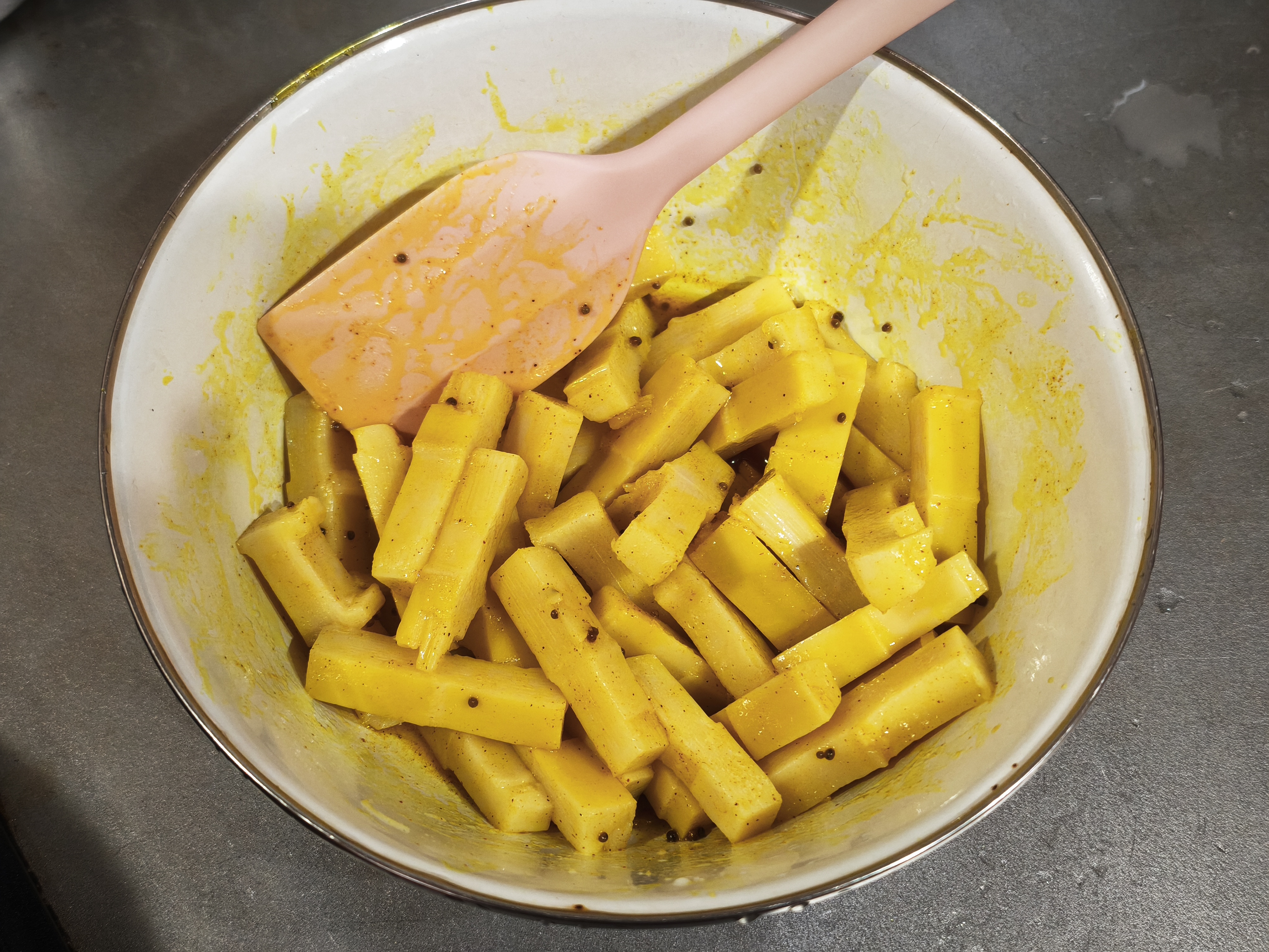 スパイスオイルを筍に和えたところ