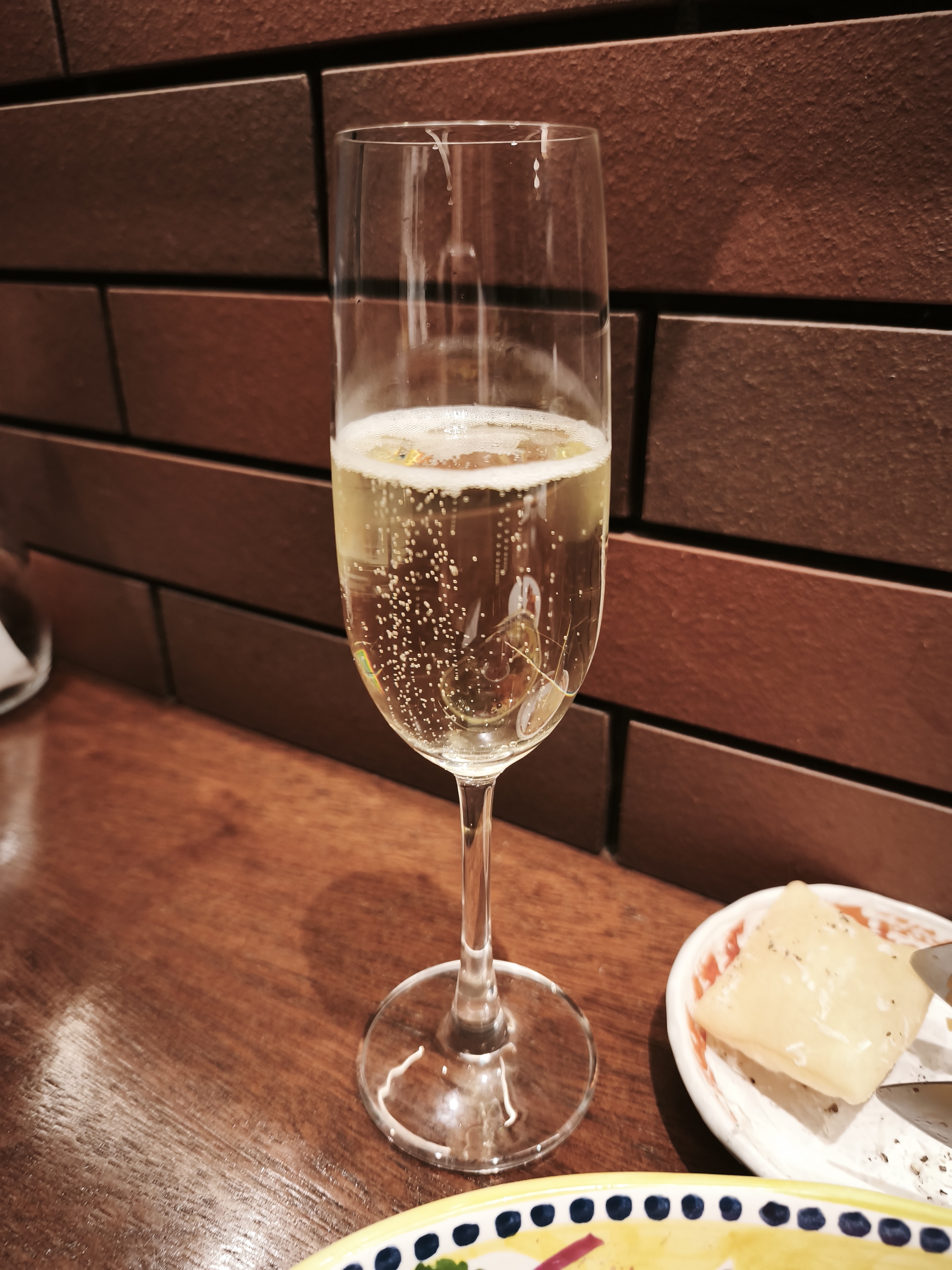 BISTRO NONKIのハッピーアワー、スパークリングワイン