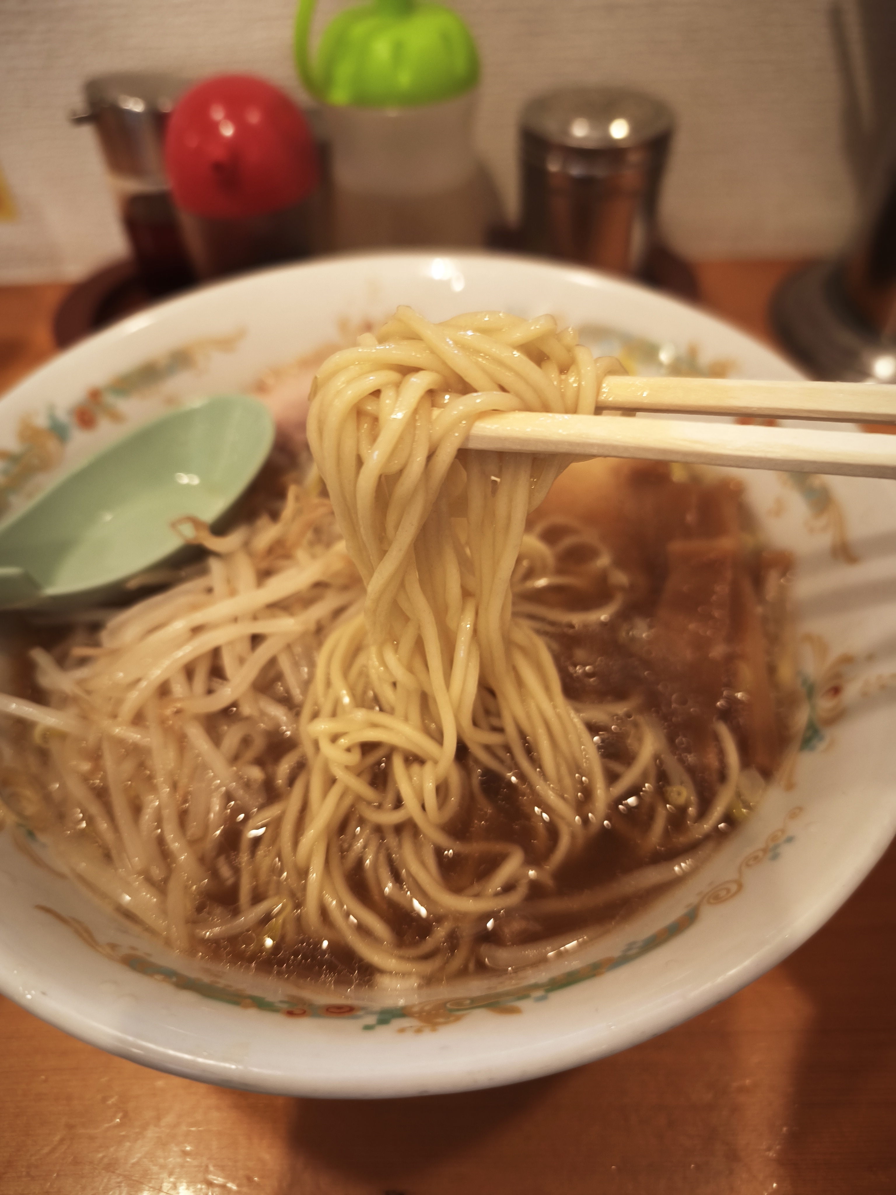 静雨庵のラーメン、ストレート麺のアップ