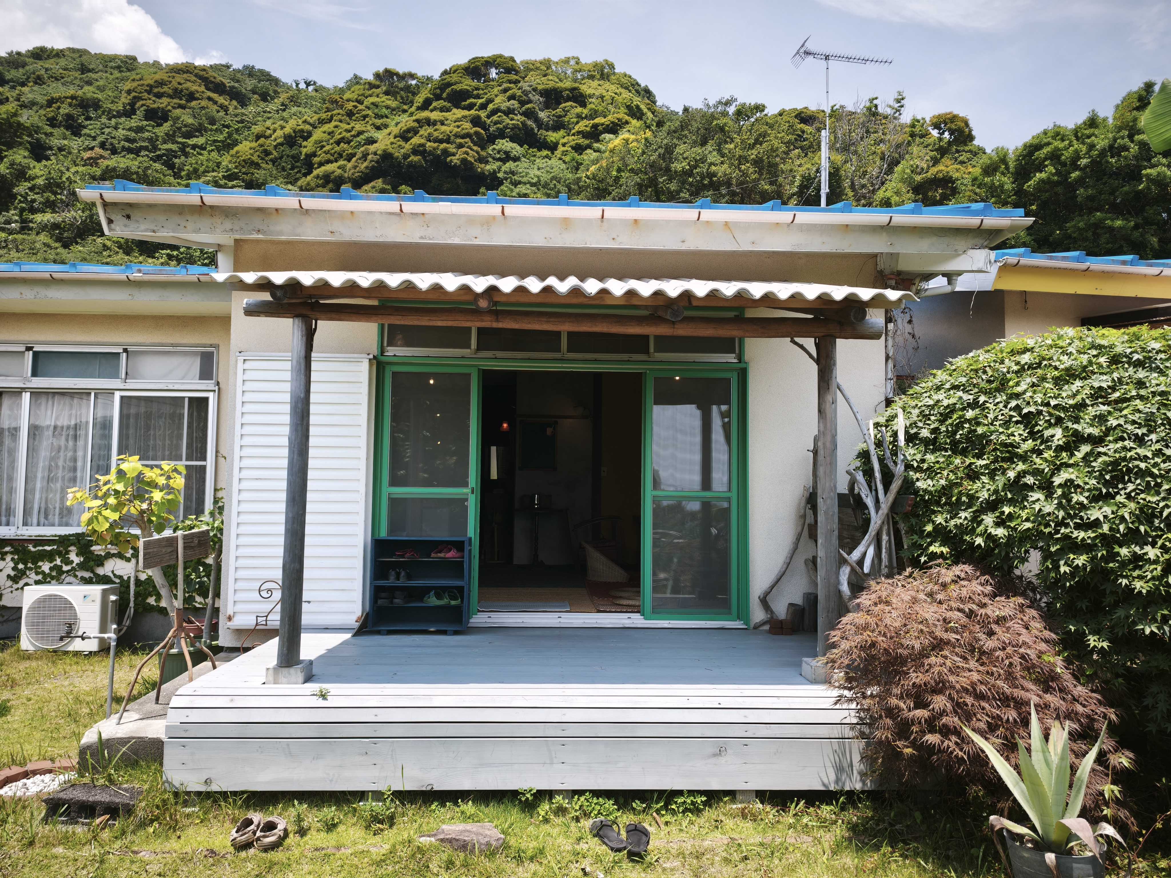 ちょうたらの外観、民家を改装した建物と縁側のウッドデッキ