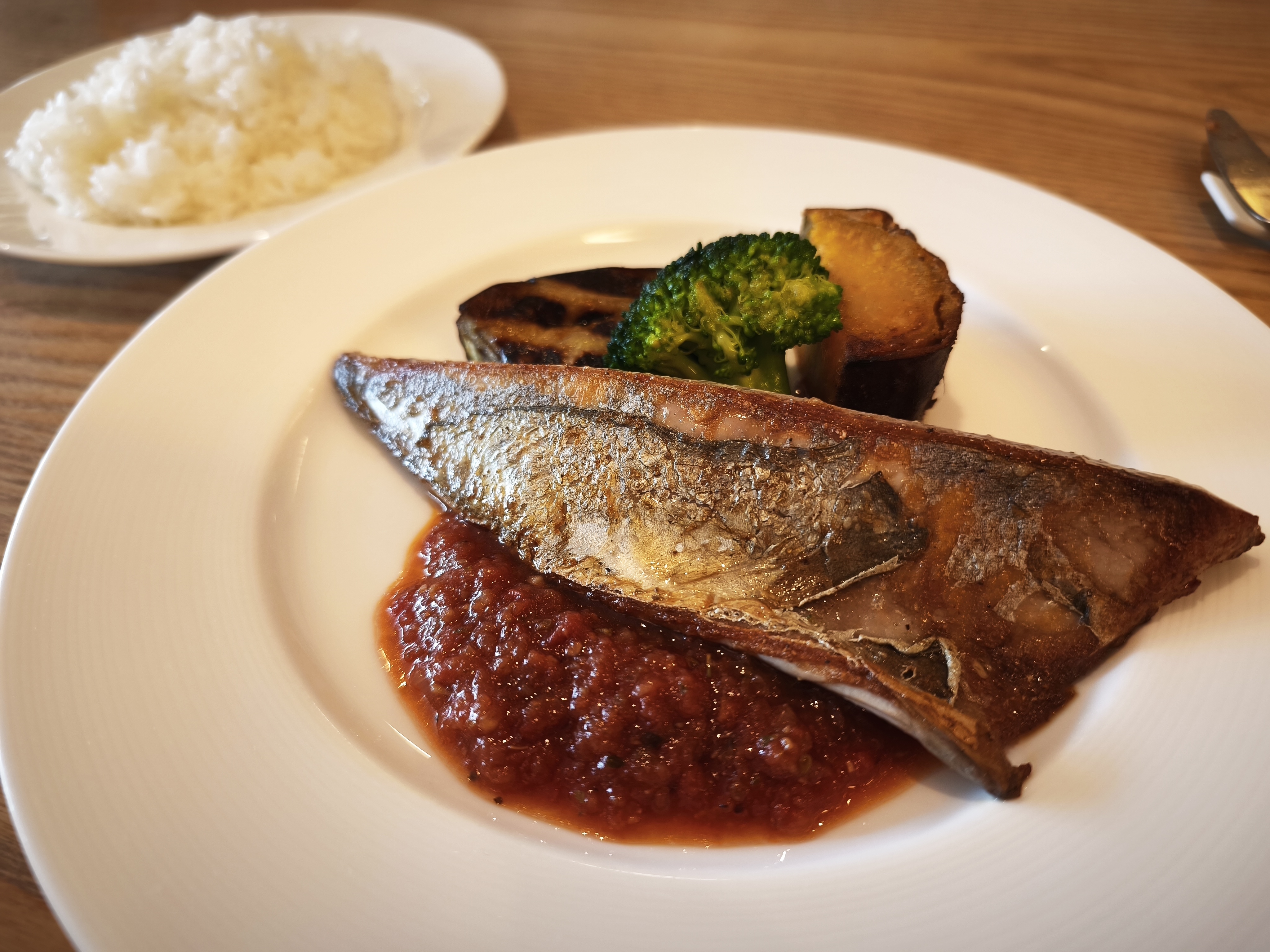 honohonoの魚ランチ、スマガツオのレアソテーとグリル野菜