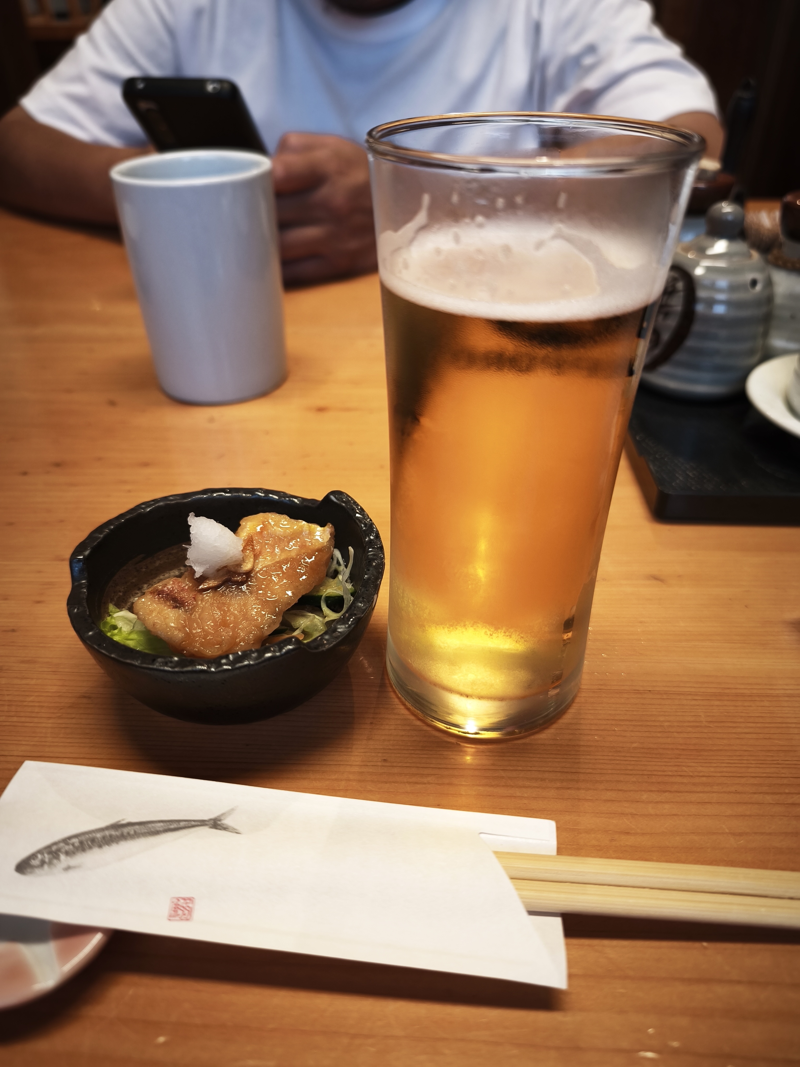 和食処こころのお通し、焼き魚の小鉢とビール