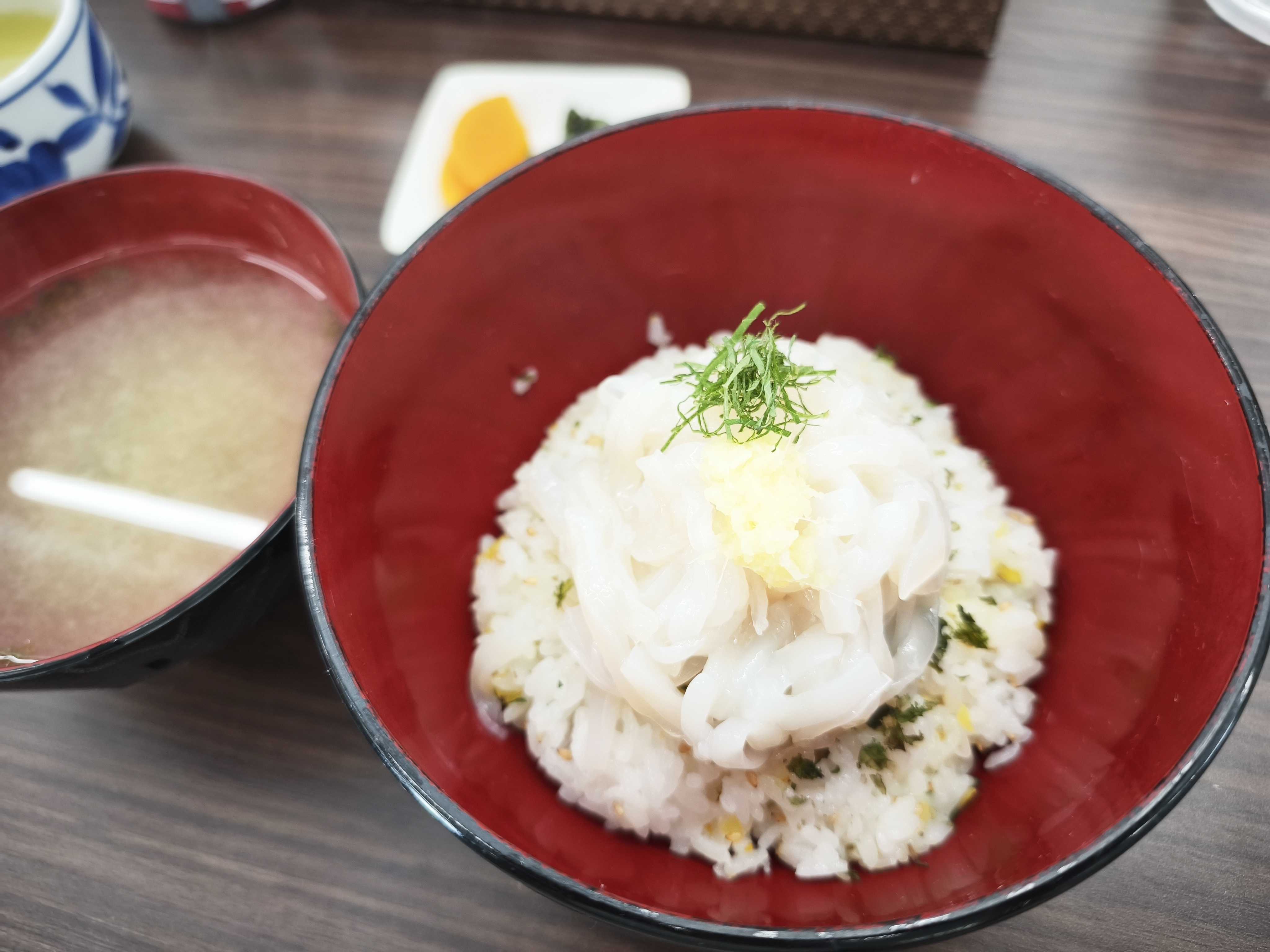 【西伊豆】沖あがり食堂 ＠ 漁港直送！獲れたて透明な真イカを味わう名物「イカス丼」
