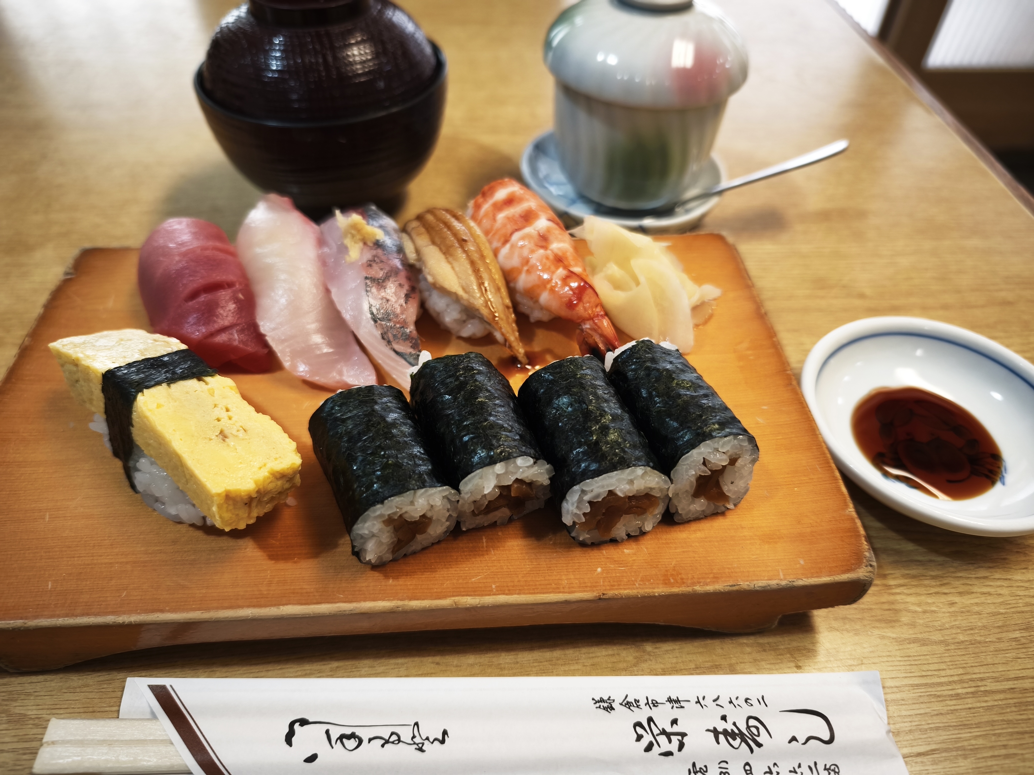 栄寿しのにぎりセット、しょうゆ皿とともに
