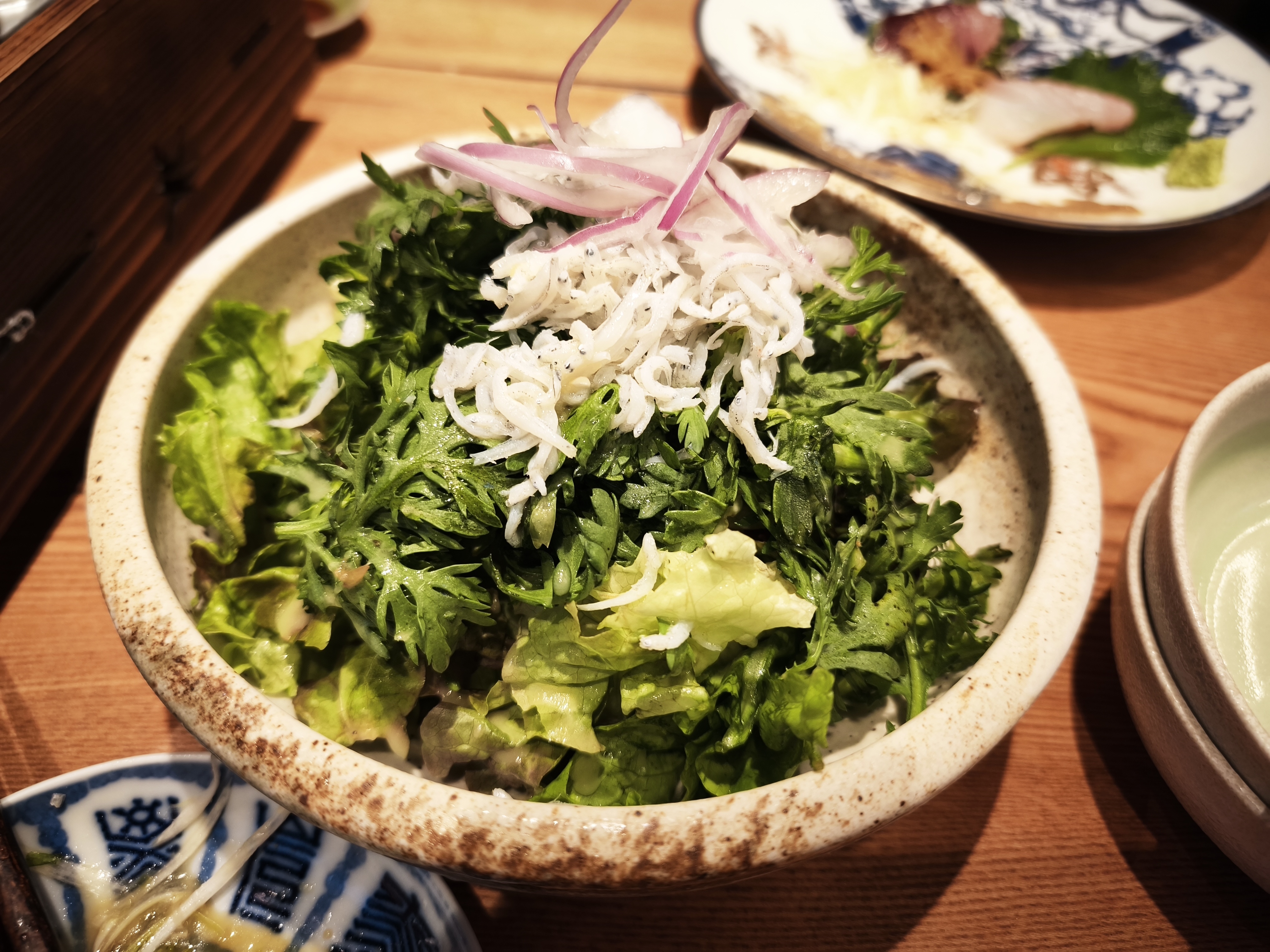 嗜好場の山利の釜揚げしらすと春菊のサラダ 蜜柑ドレッシング