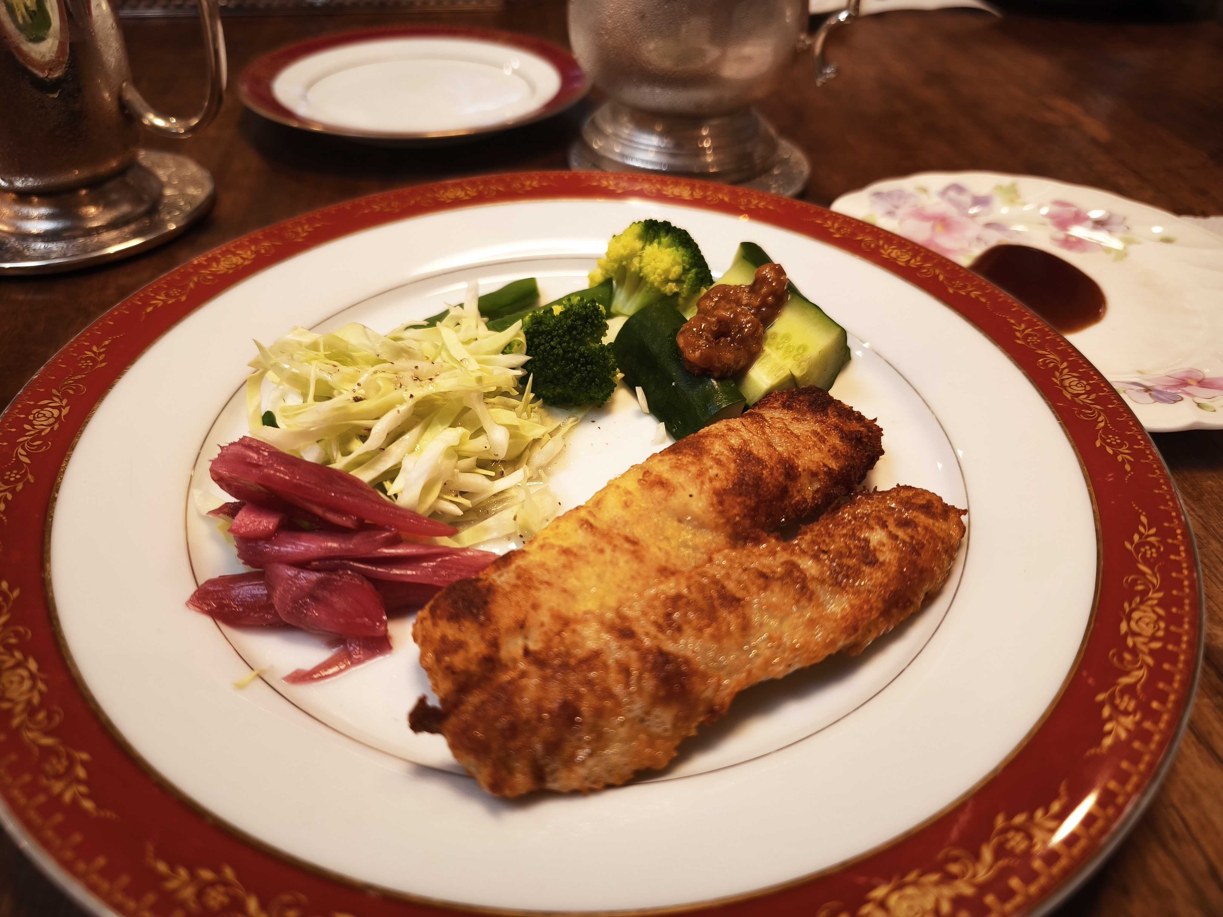 香ばしく焼き上げられたカマスのメイン皿