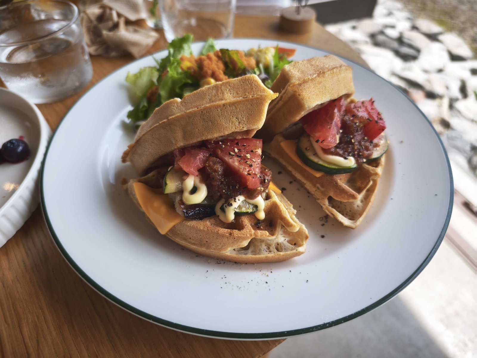 Butty Cafeのそばワッフルサンド、自家製ベーコンとトマト、チェダーチーズ