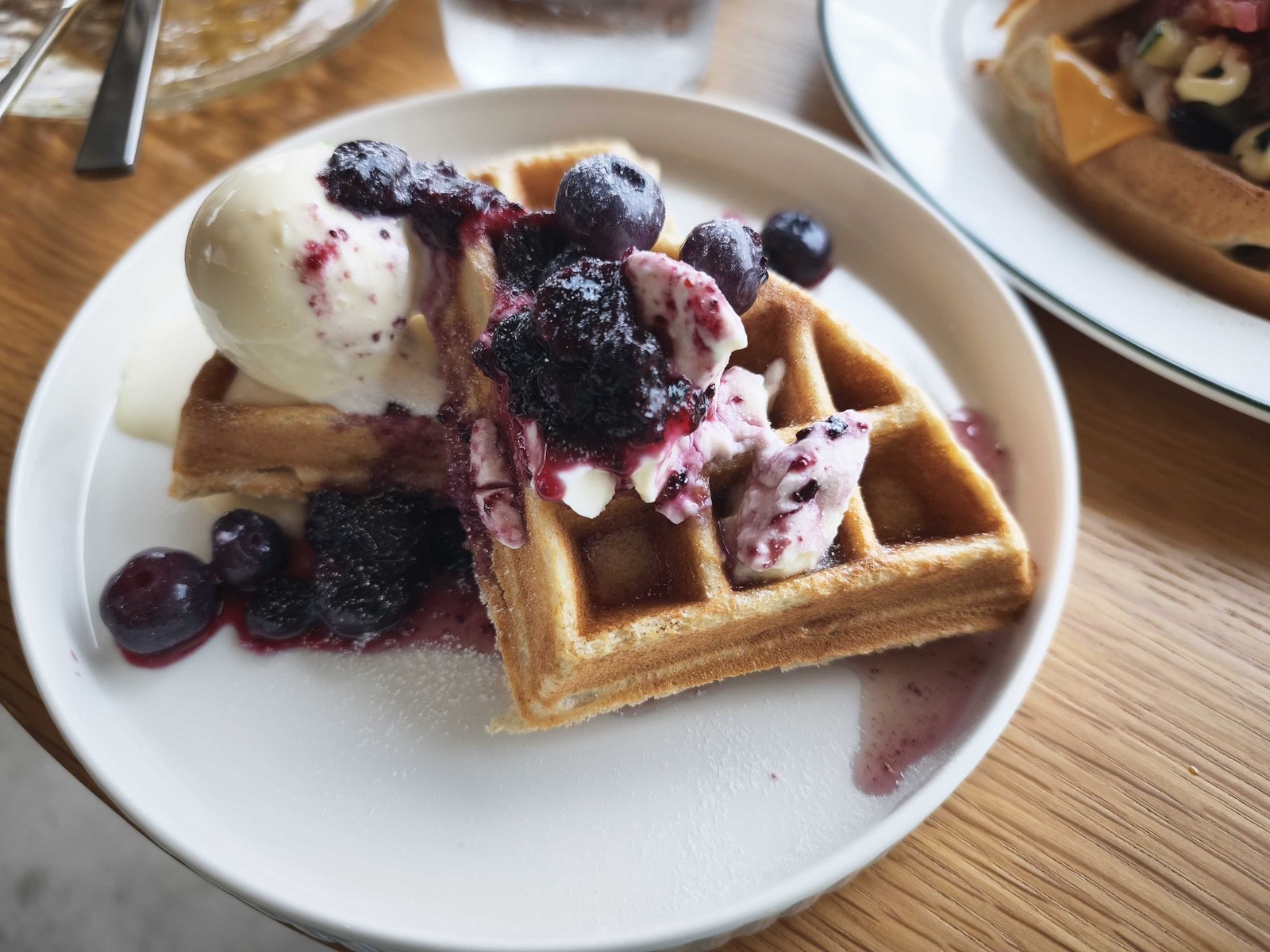 Butty Cafeのそばワッフル、ブルーベリーソースとバニラアイスのデザート