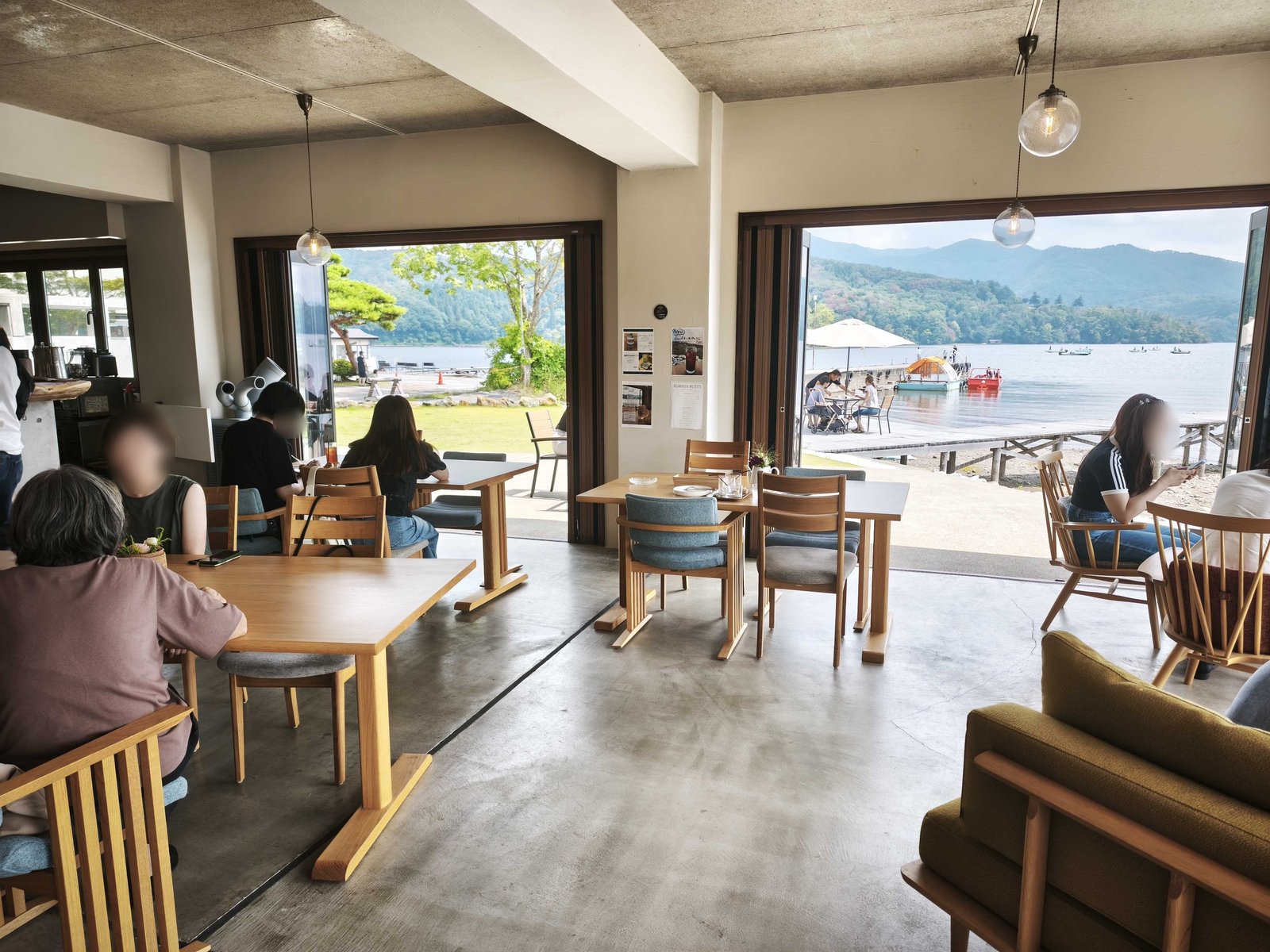 Butty Cafeの店内、窓を全部開け放して野尻湖に面した席