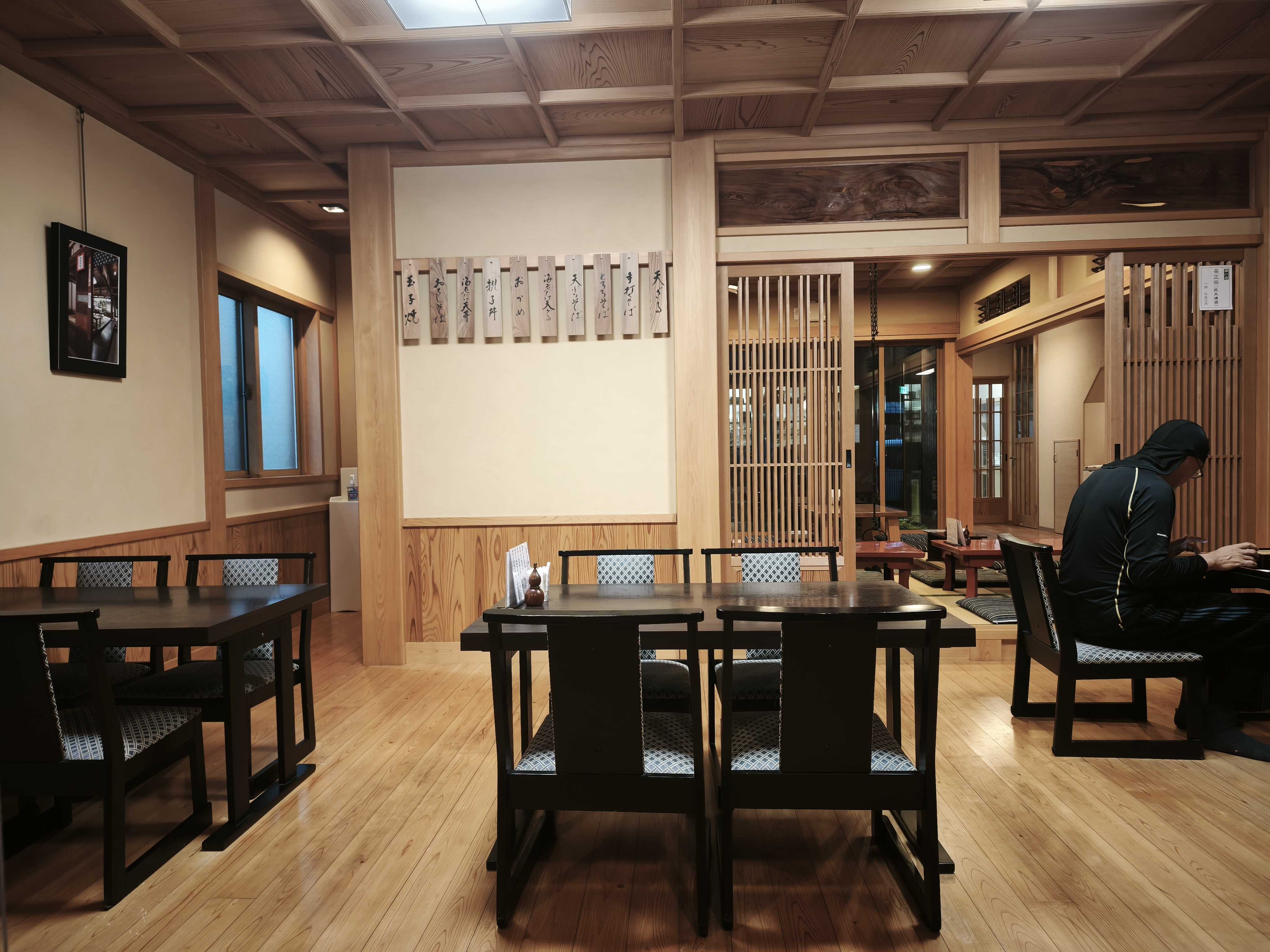 そば処 泉家の広々とした店内とお座敷