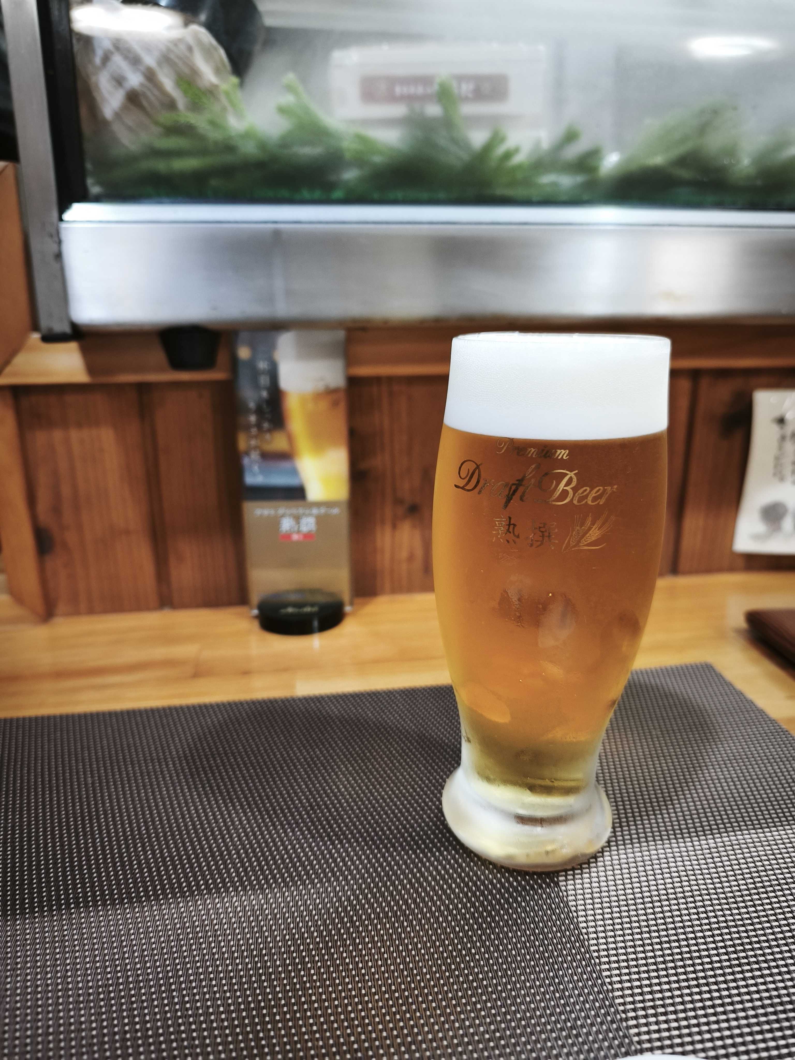 すし処小野の生ビール、カウンター越しのネタケース