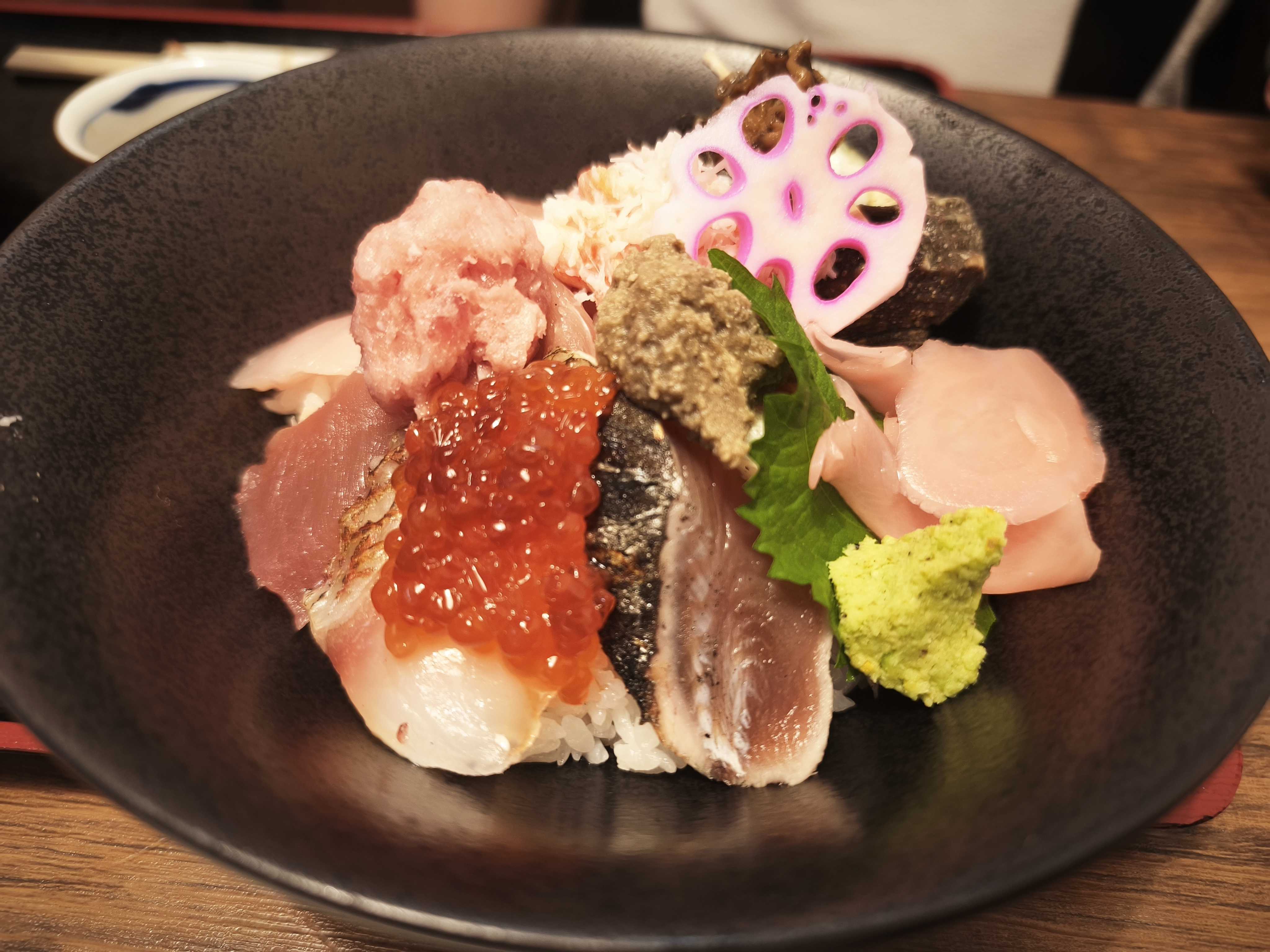 ととやの海鮮丼(上)