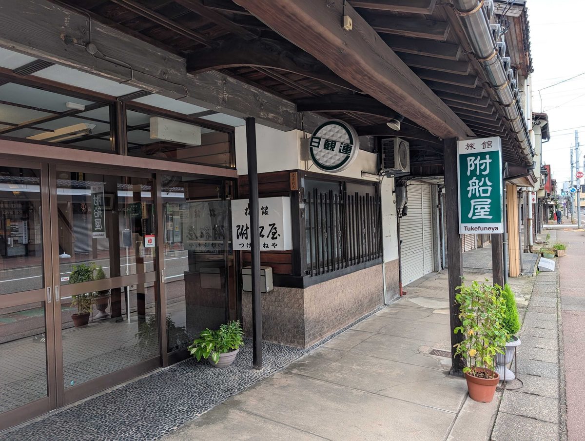 新潟・上越 「雁木通り」に見た、古いものが、ちゃんと誰かに渡っていく町