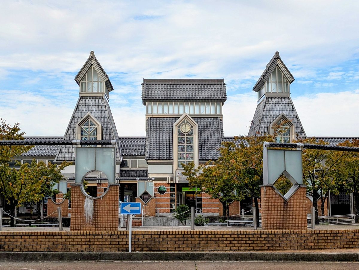 印象的な高田駅の建物