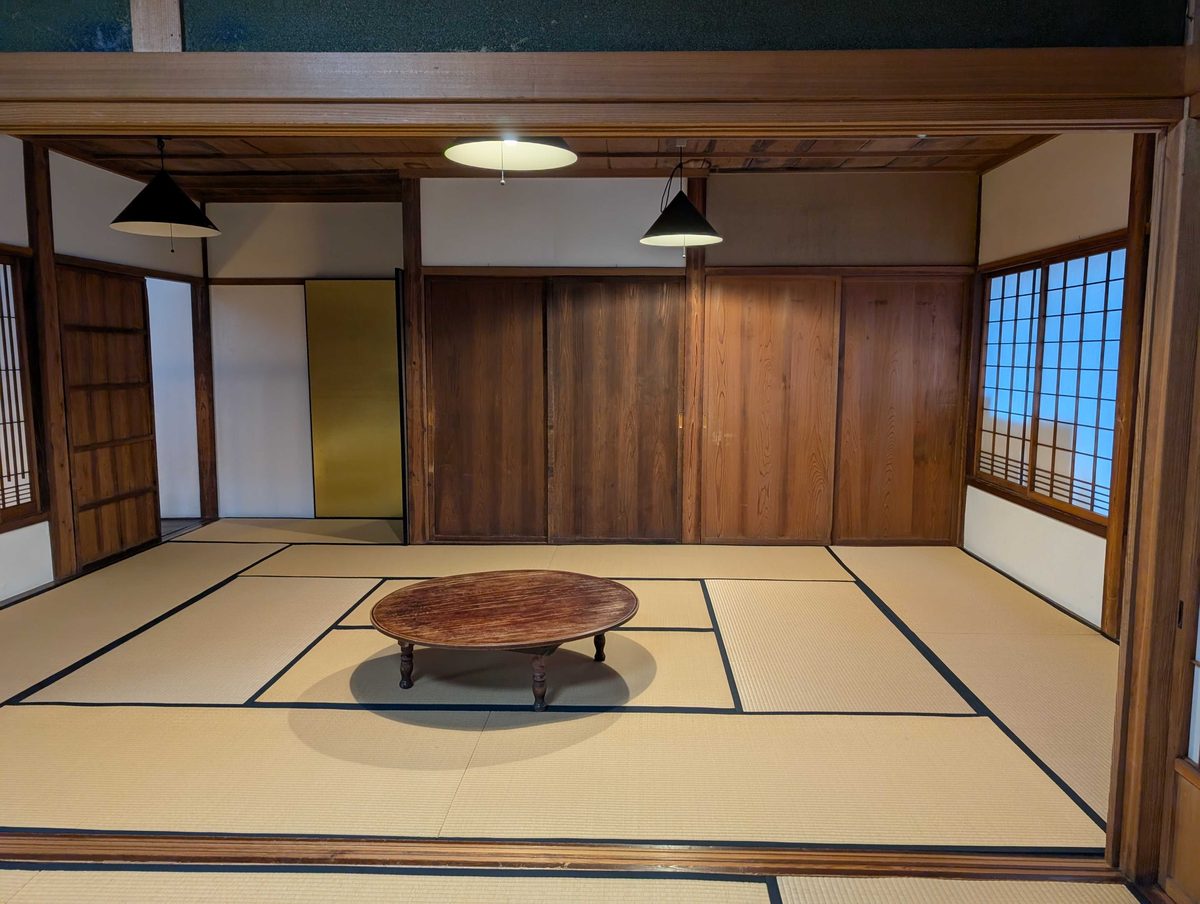 ここのお部屋は、昔作業場だったとのこと
