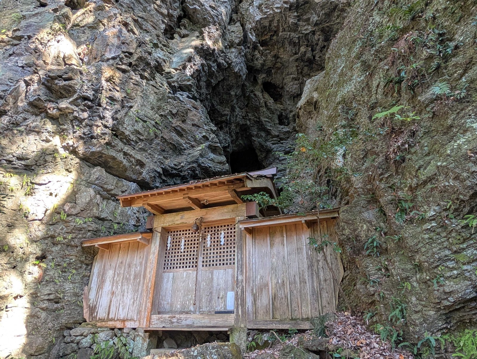 岩窟の口の真下に、社殿が納まっている