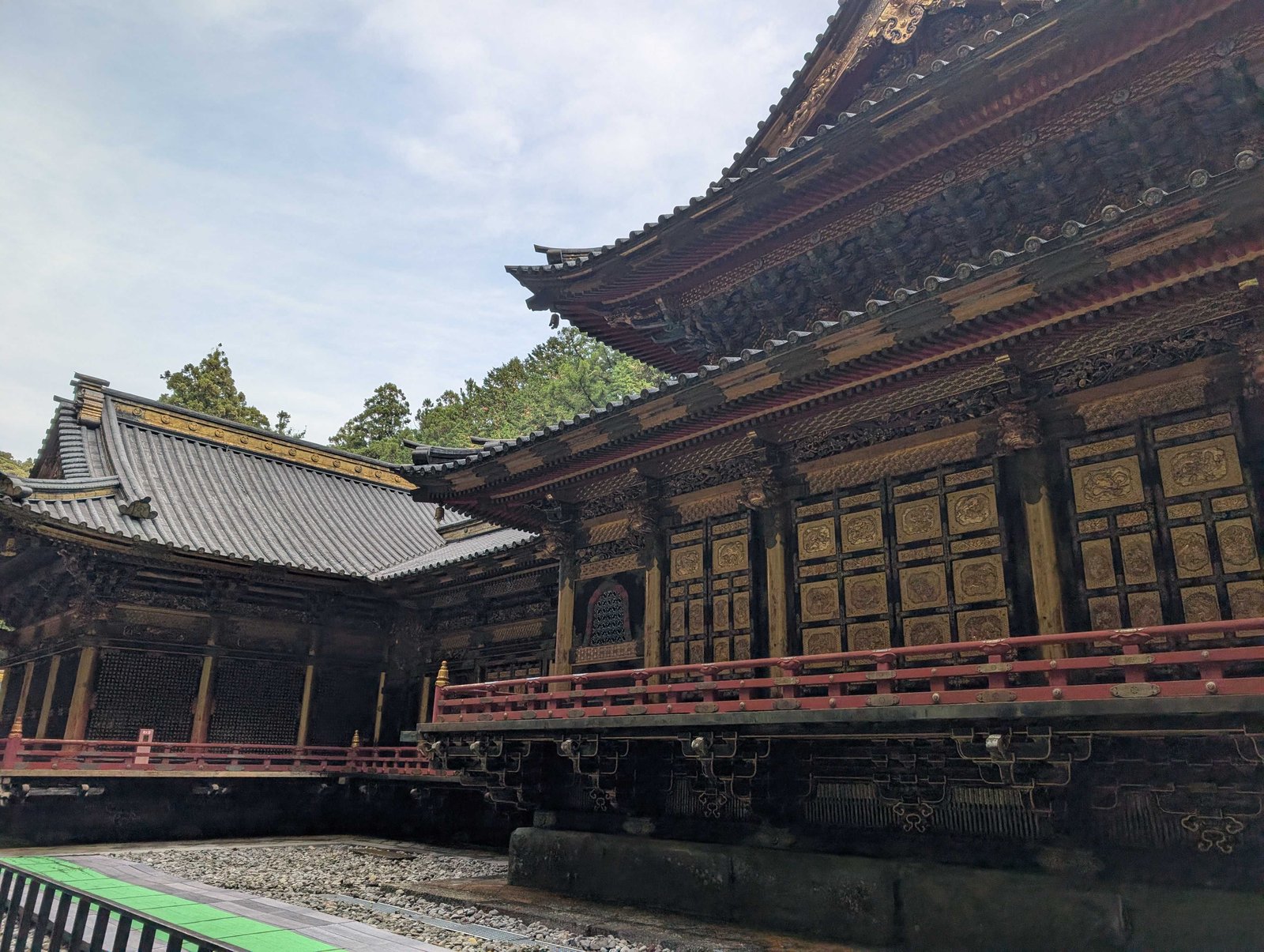 大猷院。金と黒でまとめられている