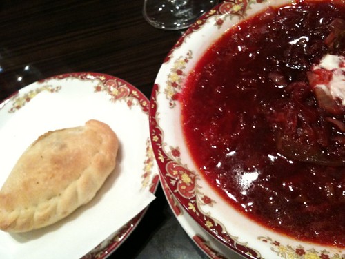 ランチはロシア料理屋さんでした。まずはボルシチとピロシキ。