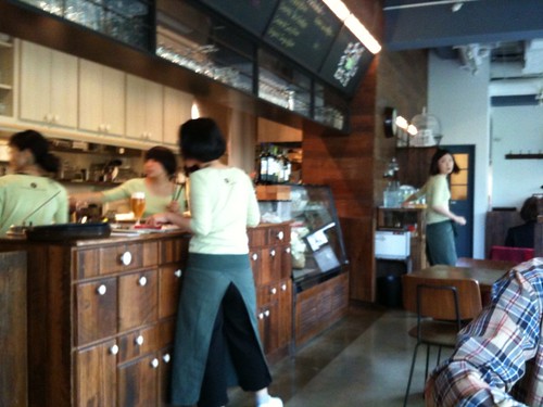 スタッフは全て女性。オーガニックな感じ。