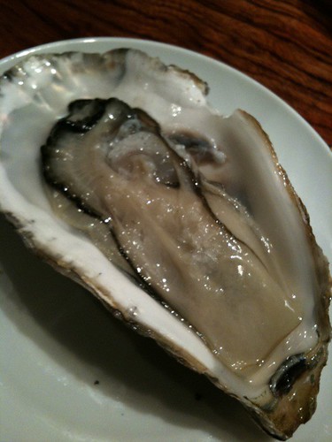 これも白ワインに合う。生ガキ。