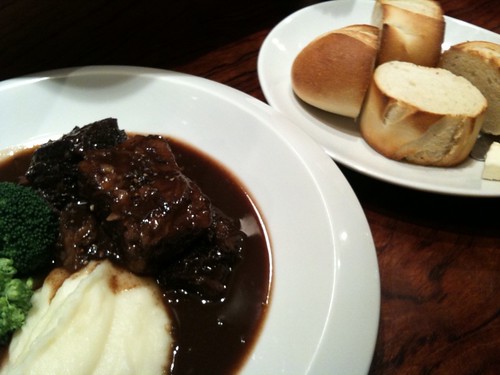お店一押し。牛肉の赤ワイン煮。